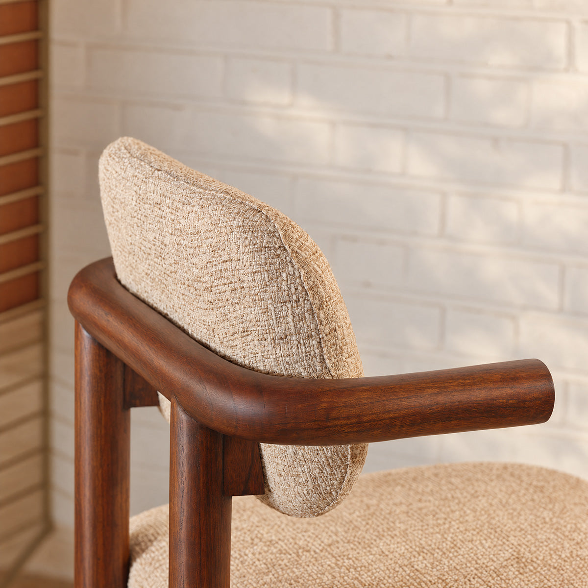 NEO - Chaise en mindi massif et tissu texturé beige chiné