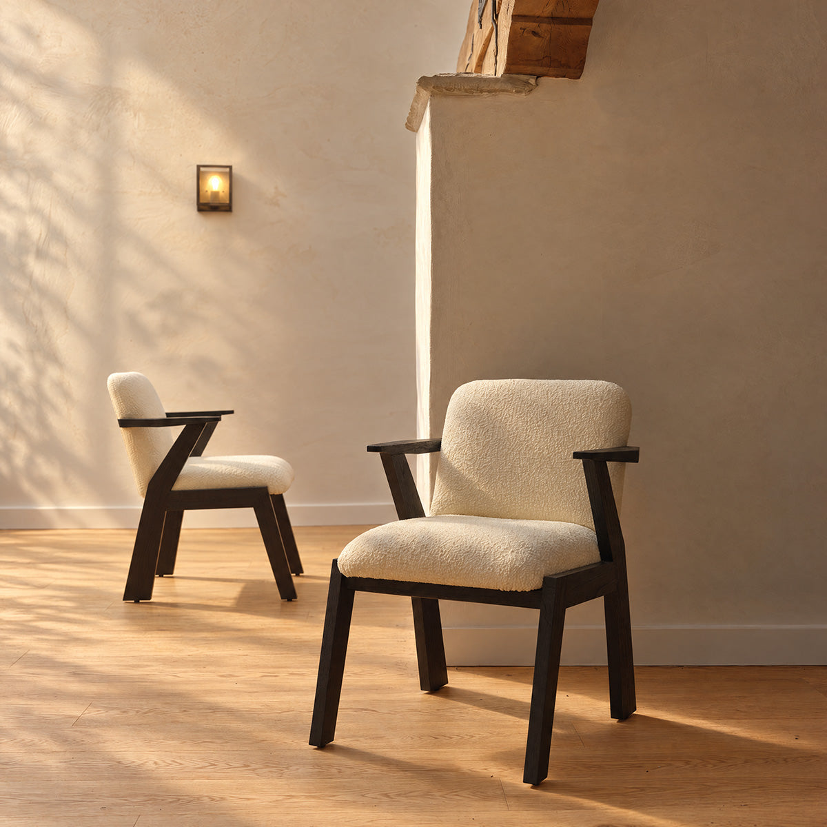CHA0027-lot_de_2_chaises_en_mindi_massif_noir_et_tissu_bouclette_creme-04.jpg