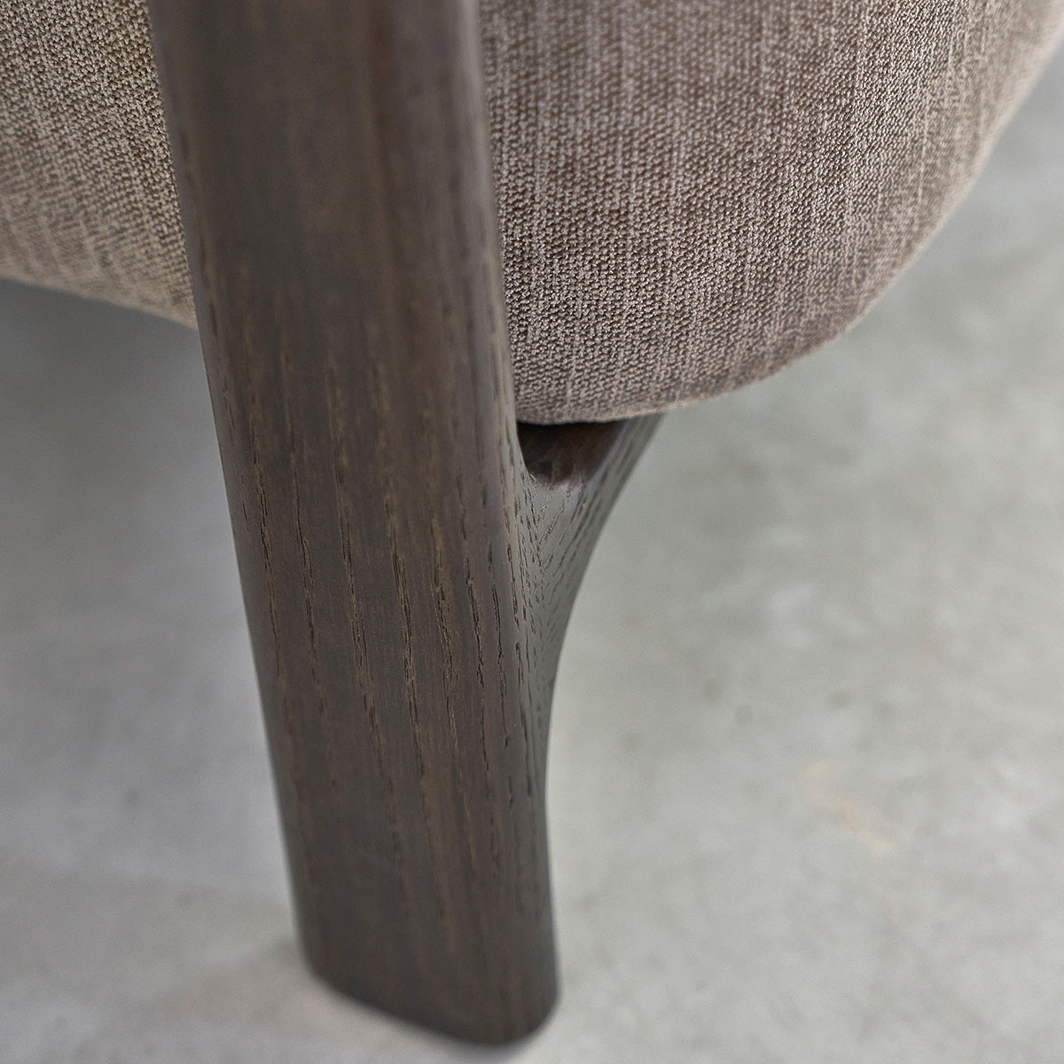 JACQUES - Fauteuil en bois massif finition noyer et velours beige