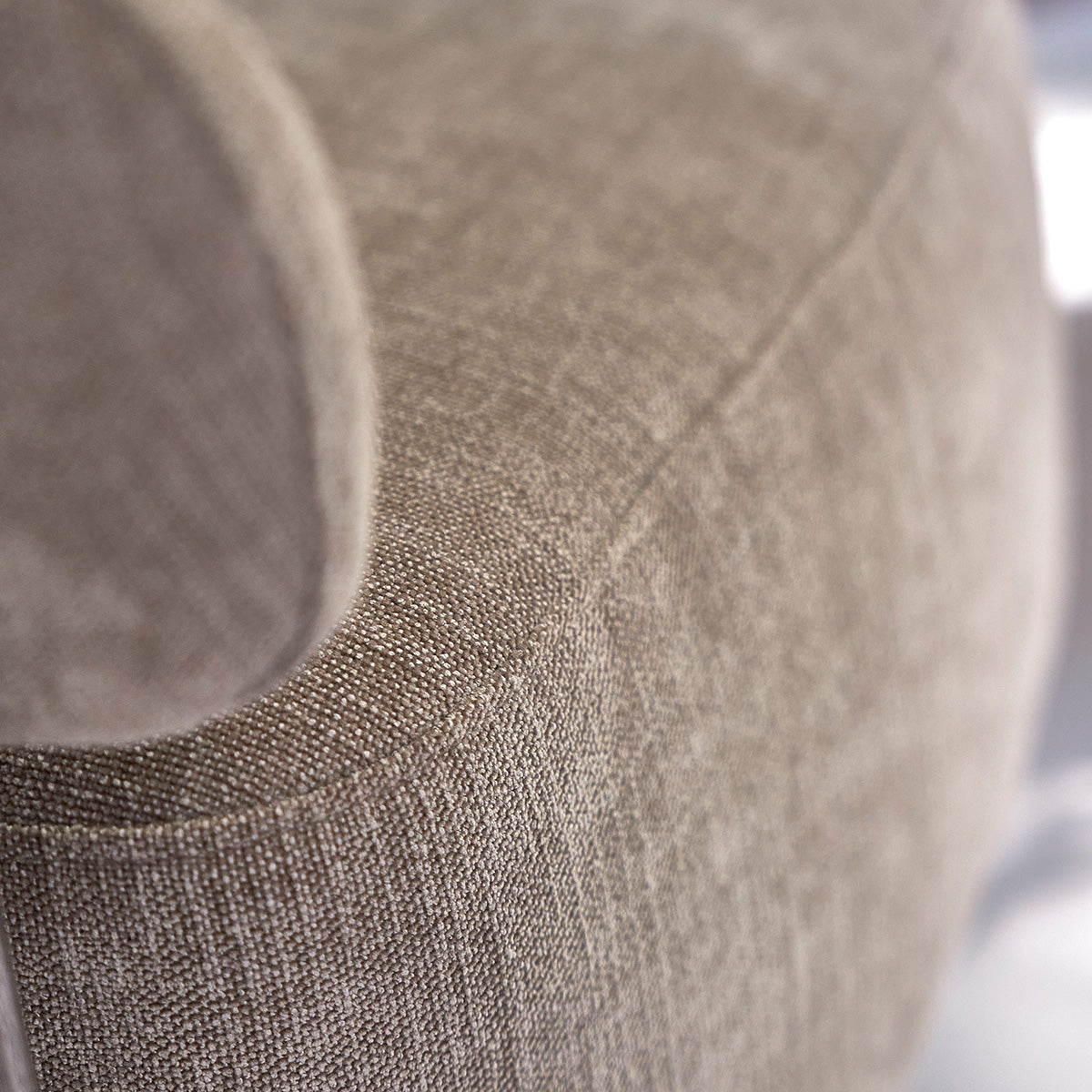 HENRI - Fauteuil en chêne massif finition noyer et tissu chenille taupe