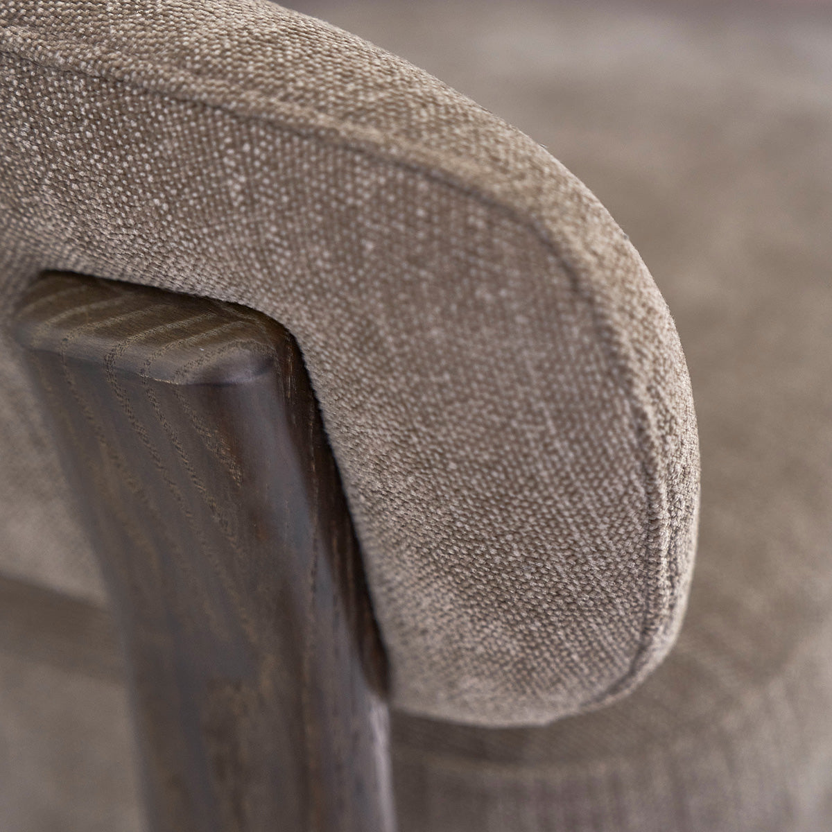 HENRI - Fauteuil en chêne massif finition noyer et tissu chenille taupe