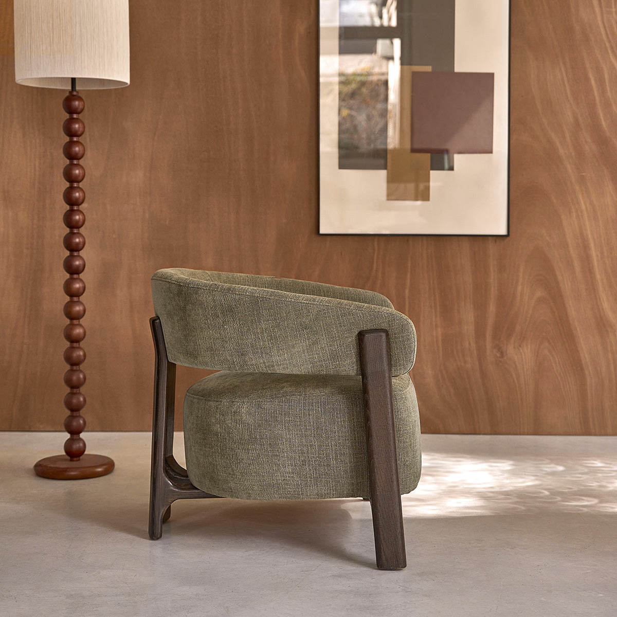 JACQUES - Fauteuil en bois massif finition noyer et tissu chenille kaki