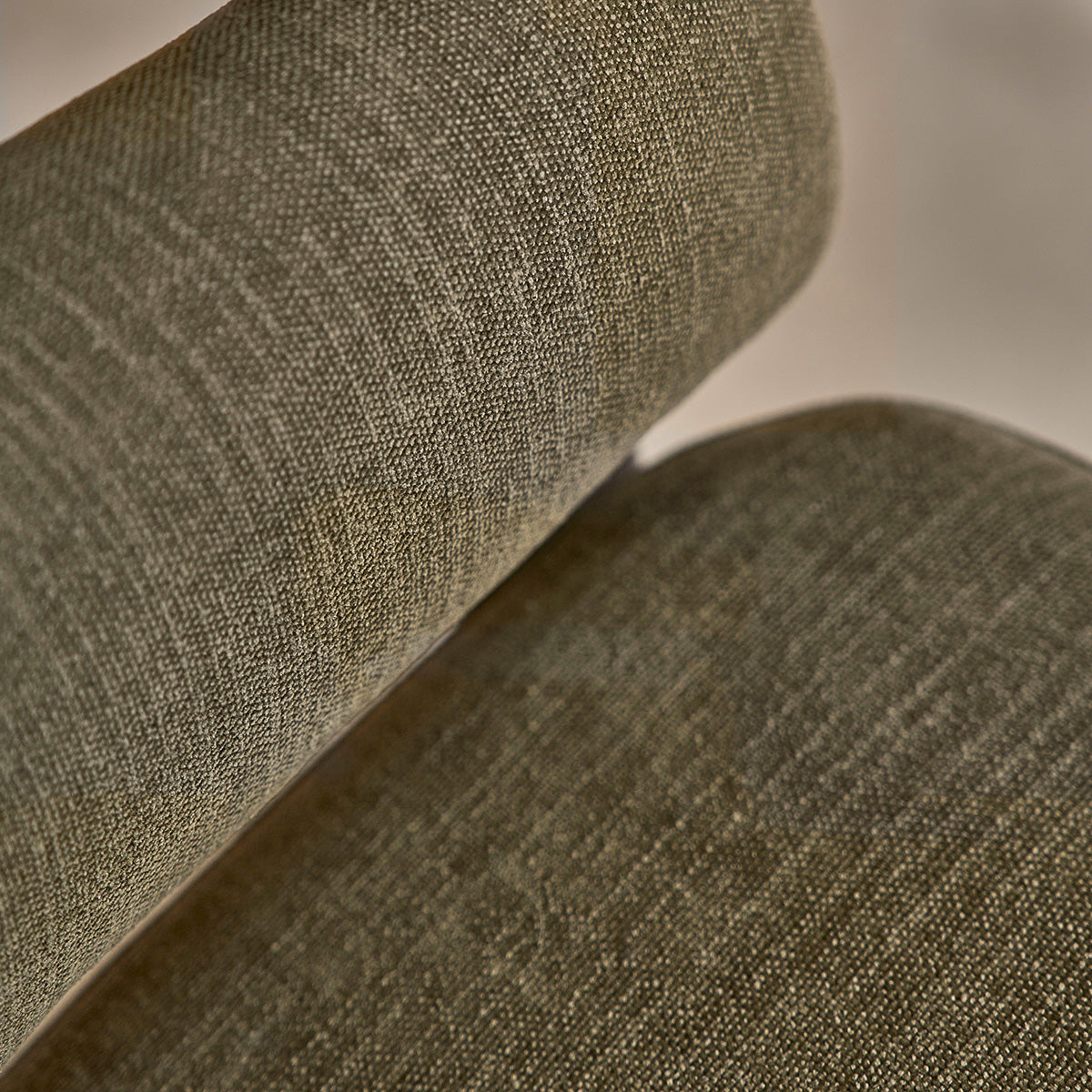 JACQUES - Fauteuil en bois massif finition noyer et tissu chenille kaki