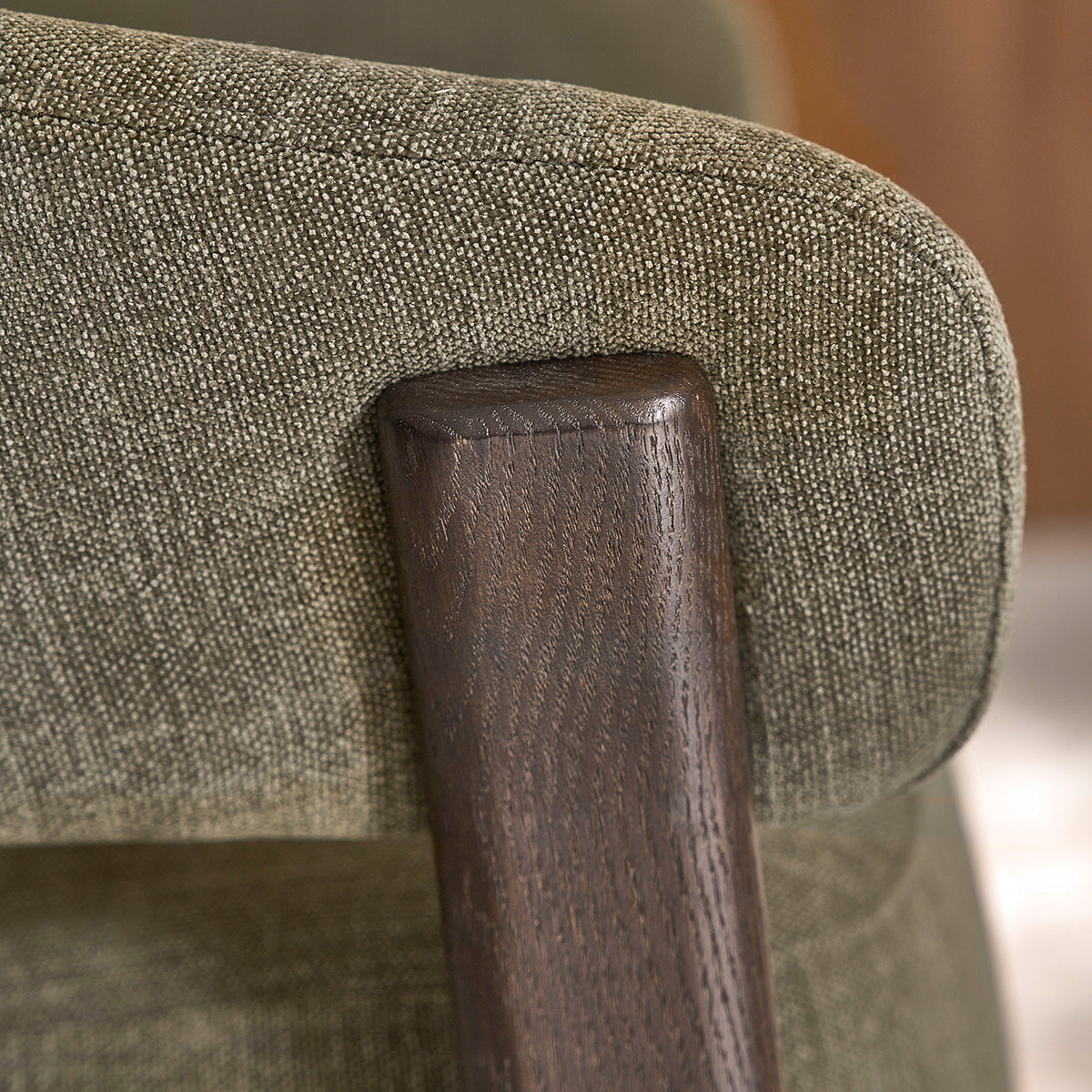 HENRI - Fauteuil en chêne massif finition noyer et tissu chenille kaki