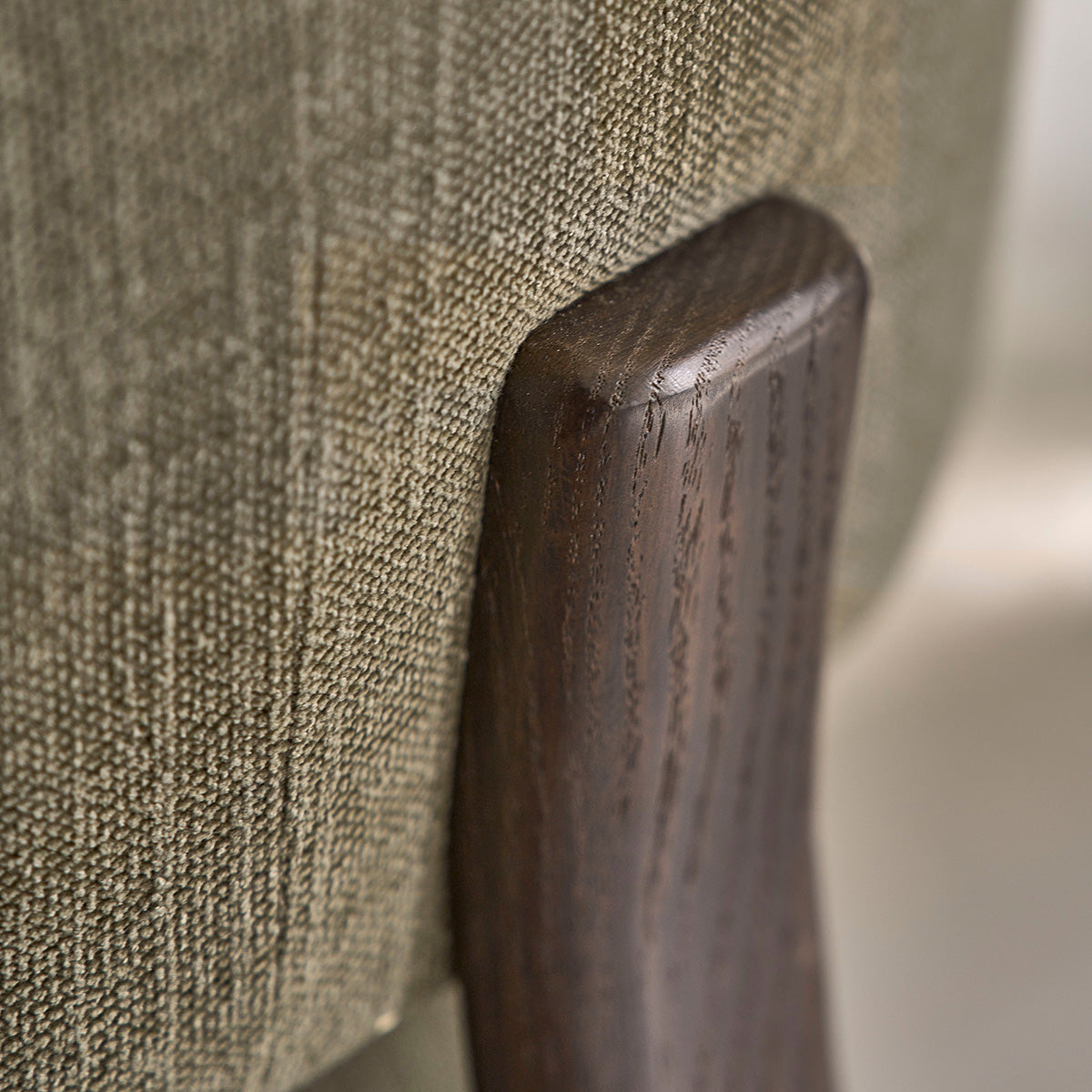 HENRI - Fauteuil en chêne massif finition noyer et tissu chenille kaki