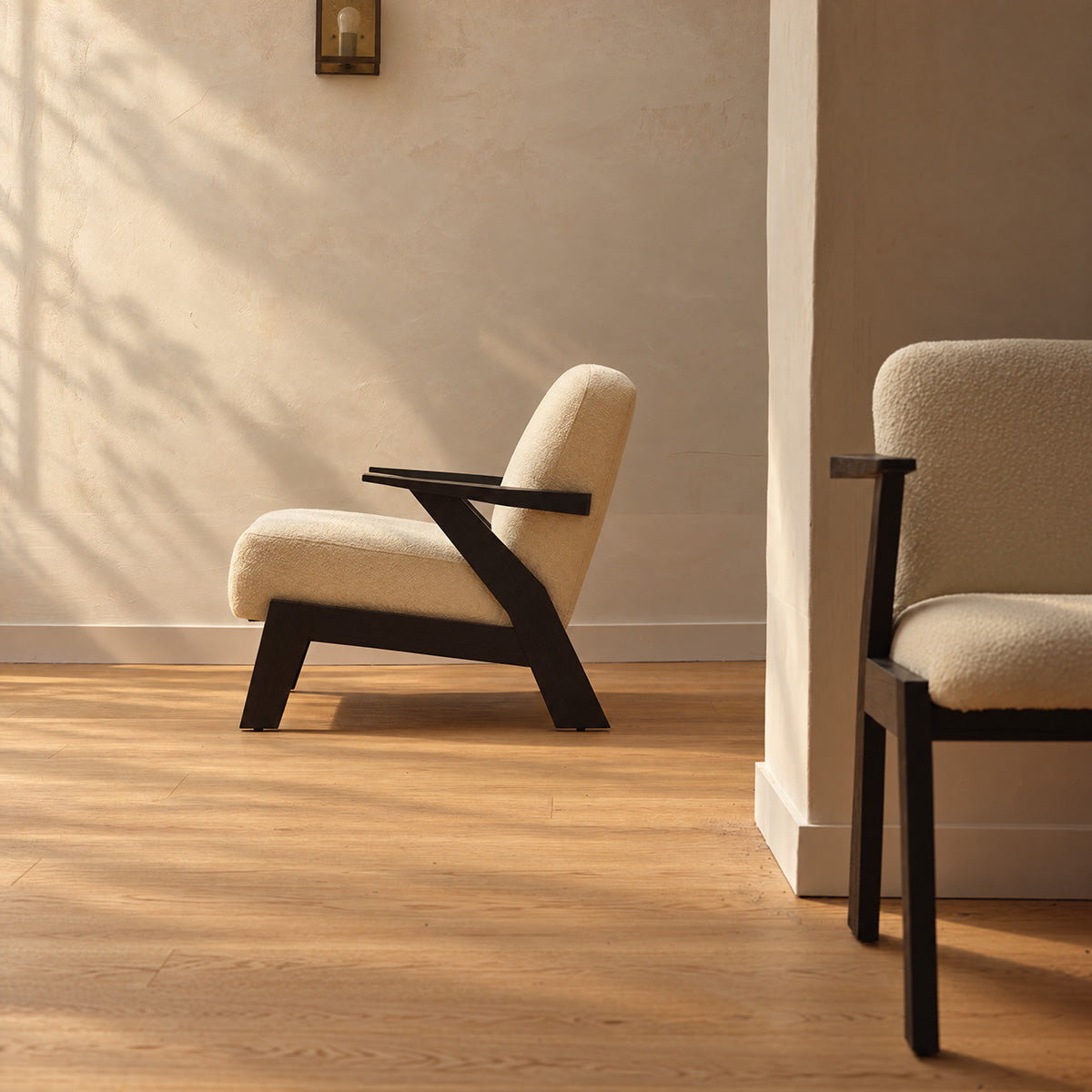 FAU0013-fauteuil_en_mindi_massif_noir_et_tissu_bouclette_creme-03.jpg