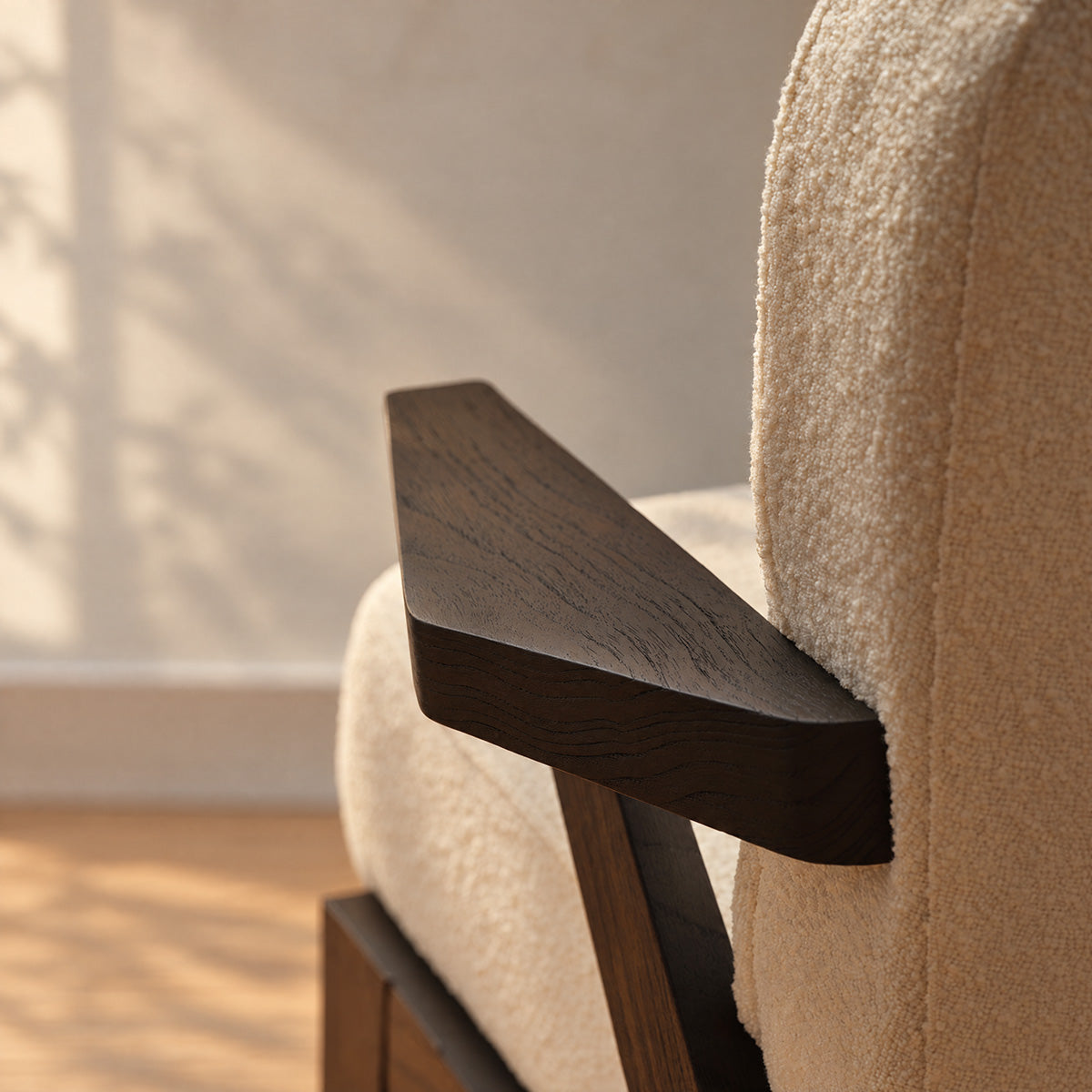 ZOLA - Fauteuil en mindi massif noir et tissu bouclette crème