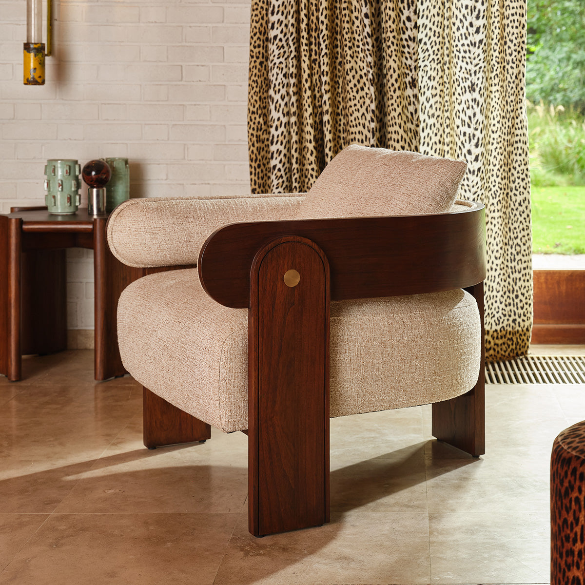 ARCHIBALD - Fauteuil en mindi massif et tissu texturé beige chiné