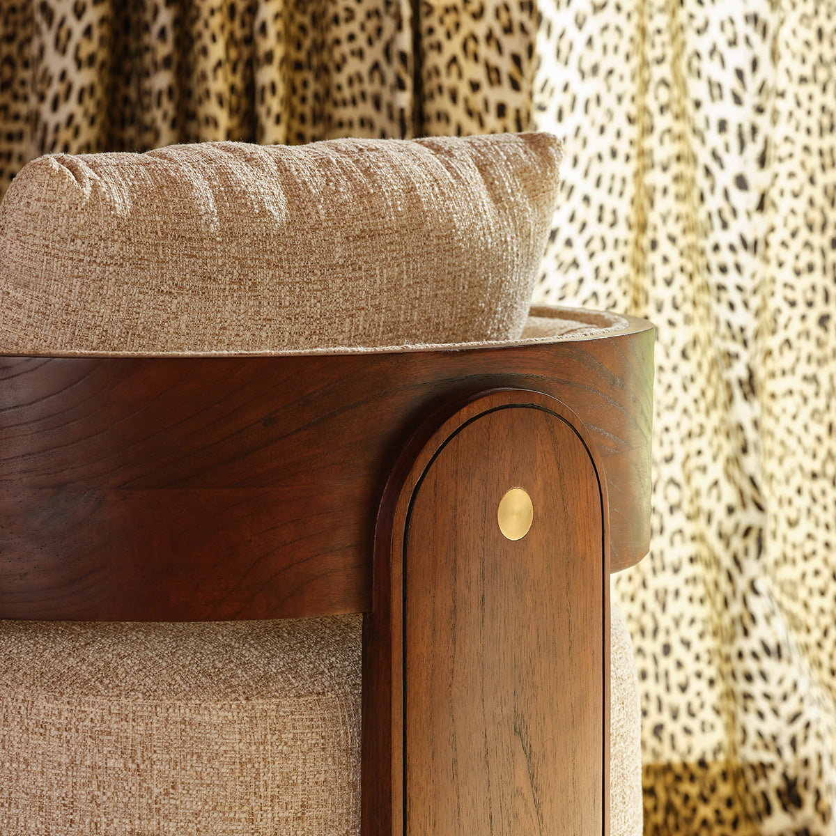 ARCHIBALD - Fauteuil en mindi massif et tissu texturé beige chiné