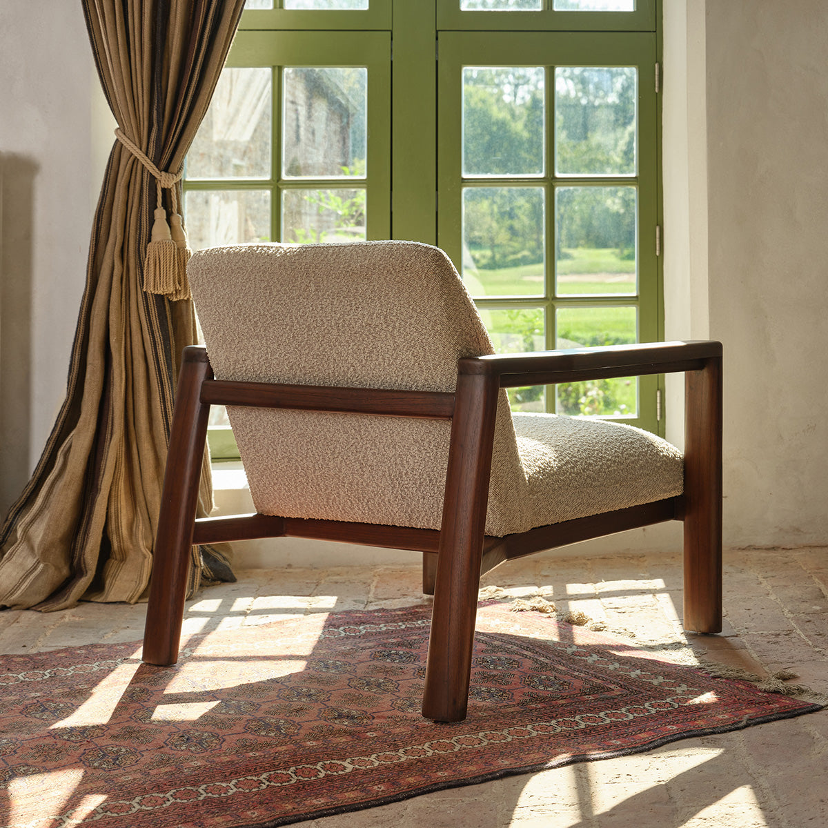 GABRIEL - Fauteuil en mindi massif et tissu bouclette taupe chiné