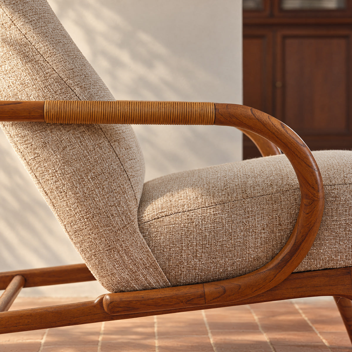 GABIN - Fauteuil en mindi massif, rotin et tissu beige chiné