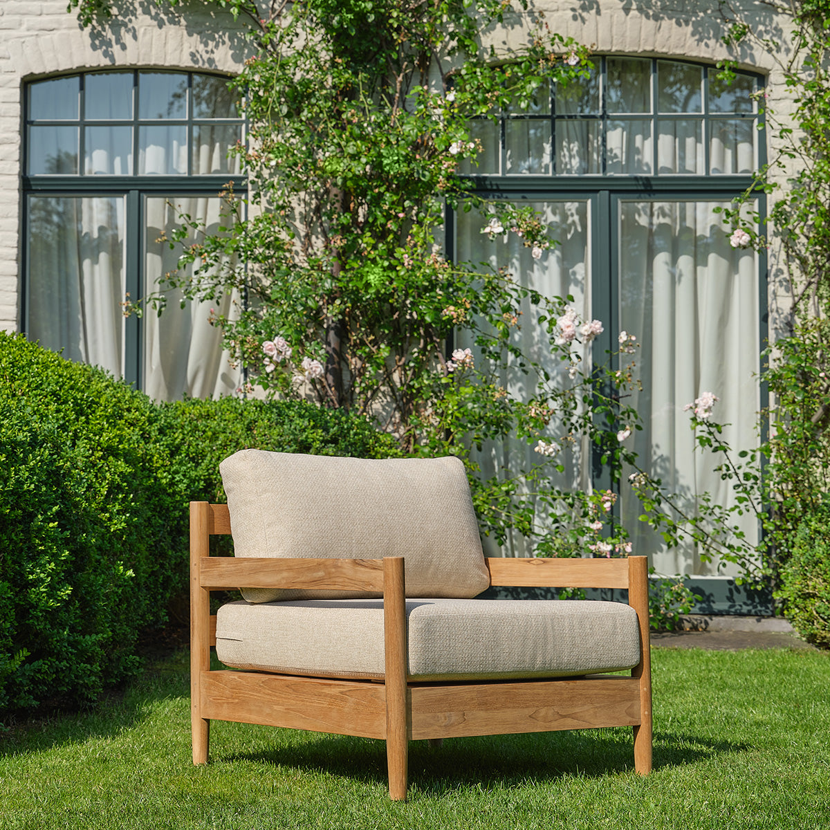 CALVI - Fauteuil de jardin bas en teck massif avec coussins beige chiné
