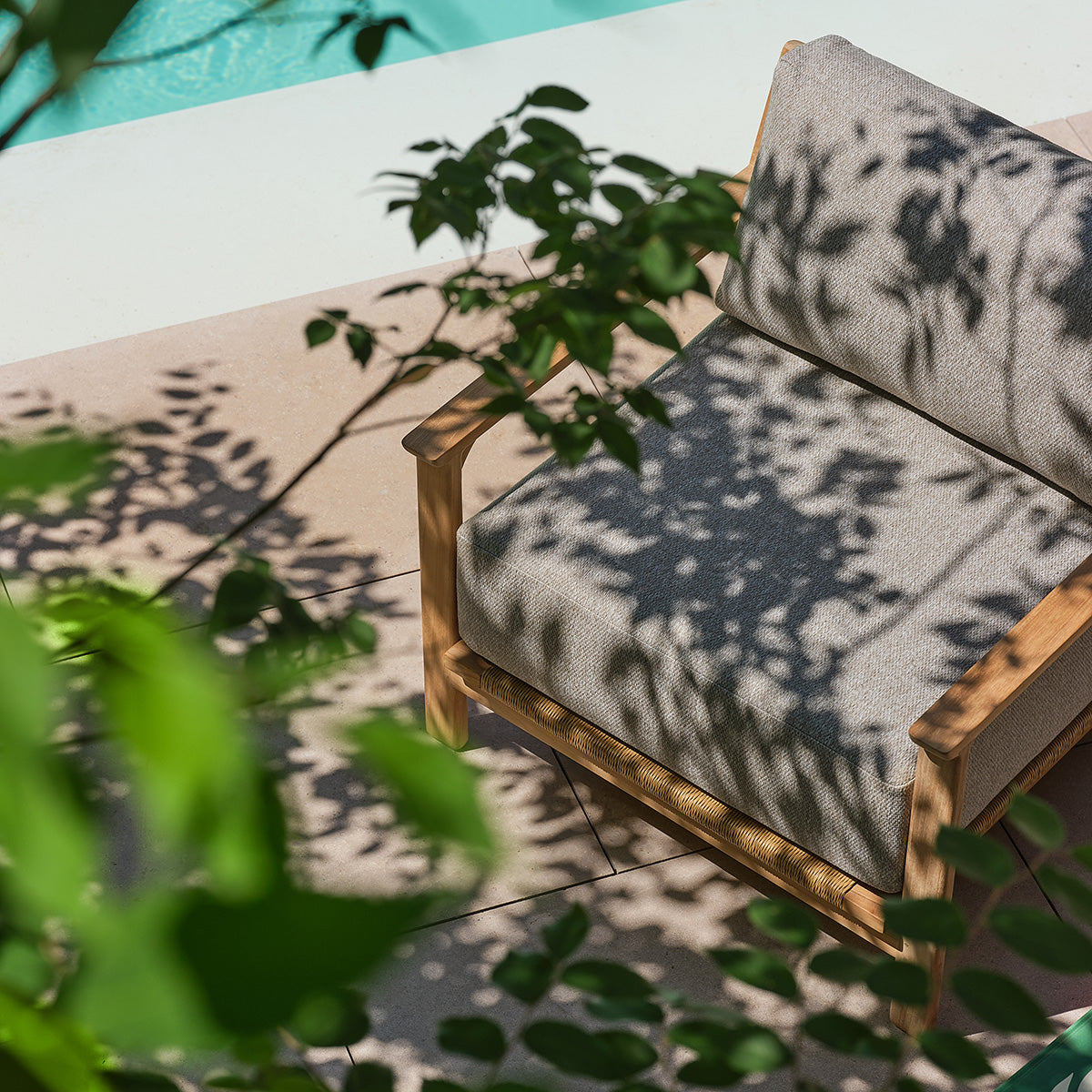 PIANA - Fauteuil de jardin en teck massif avec coussins gris chiné