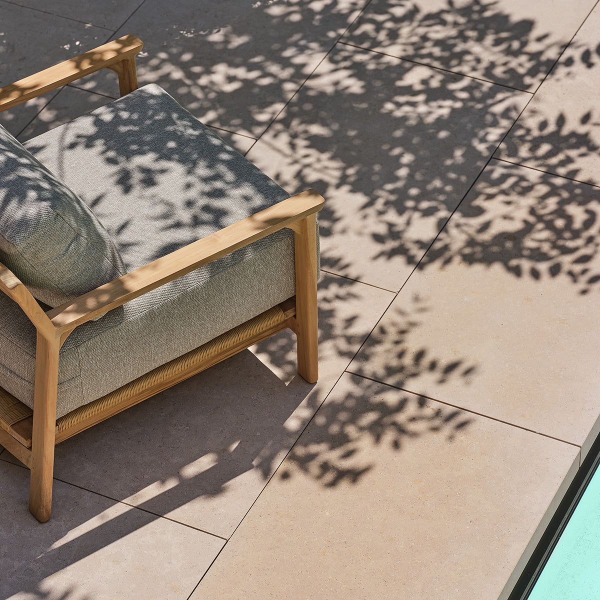 PIANA - Fauteuil de jardin en teck massif avec coussins gris chiné
