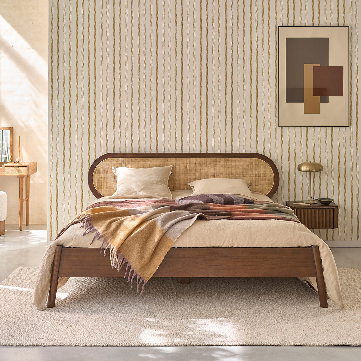 LILA - Lit en bois de mindi et cannage finition noyer 160 cm avec sommier