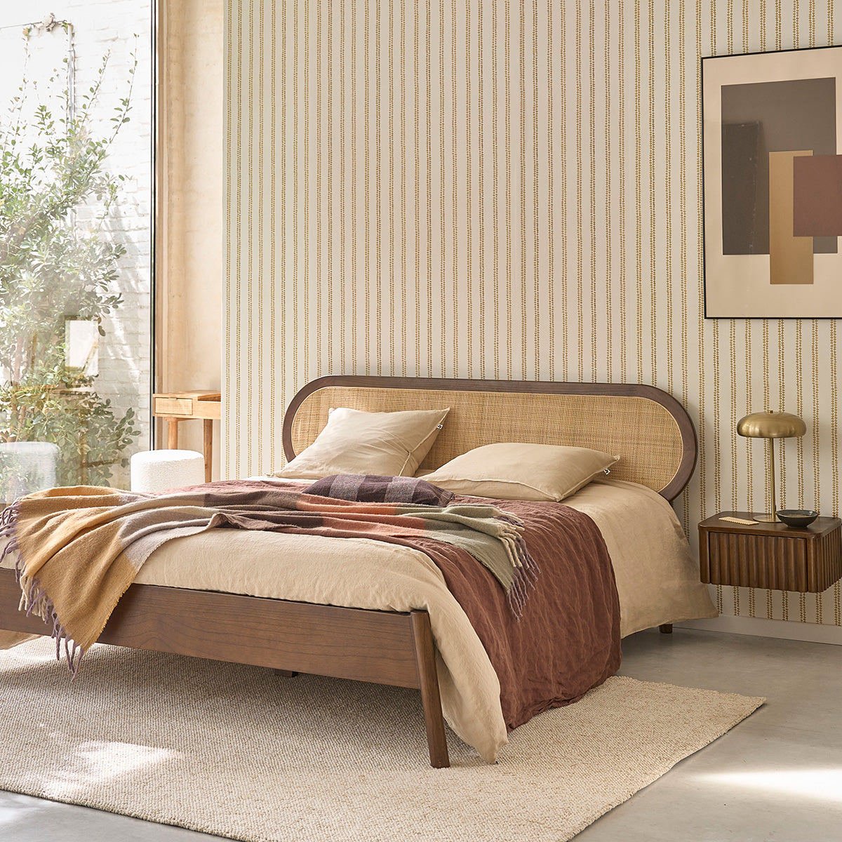 LILA - Lit en bois de mindi et cannage finition noyer 160 cm avec sommier