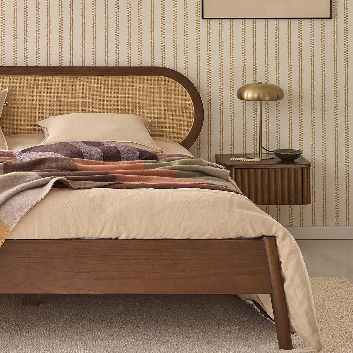 LILA - Lit en bois de mindi et cannage finition noyer 160 cm avec sommier