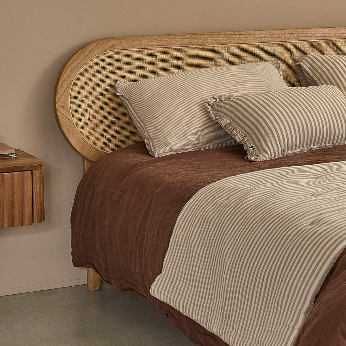 NINA - Lit en bois de mindi et cannage 160 cm avec sommier