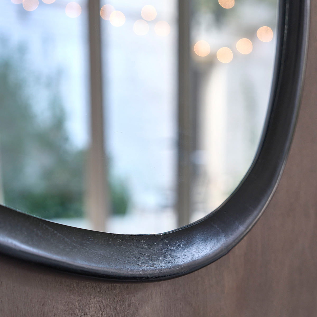 THELMA - Miroir organique en bois de mindi noir 90x60 cm