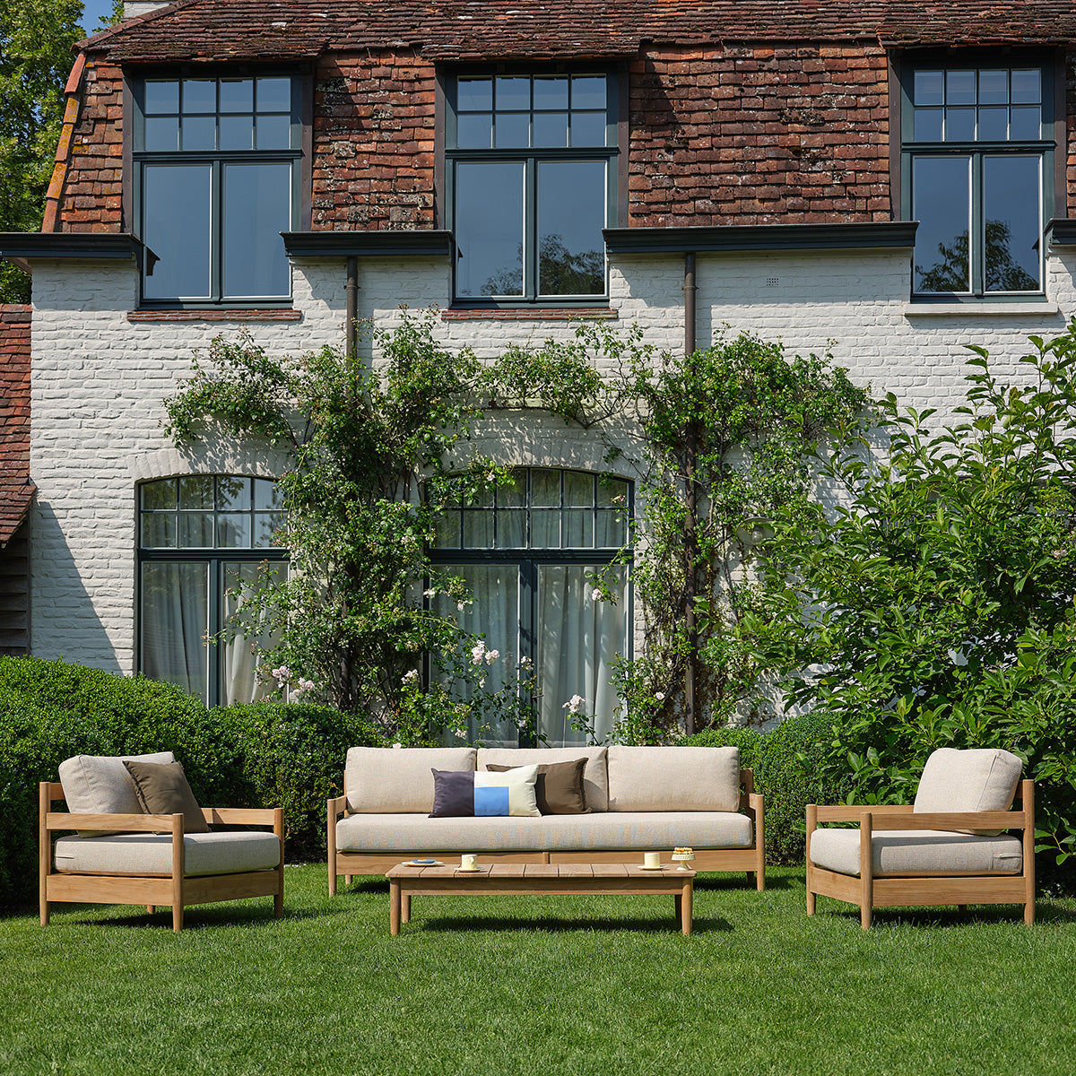 CALVI - Salon de jardin bas en teck massif avec coussins beige chiné 5 pers.