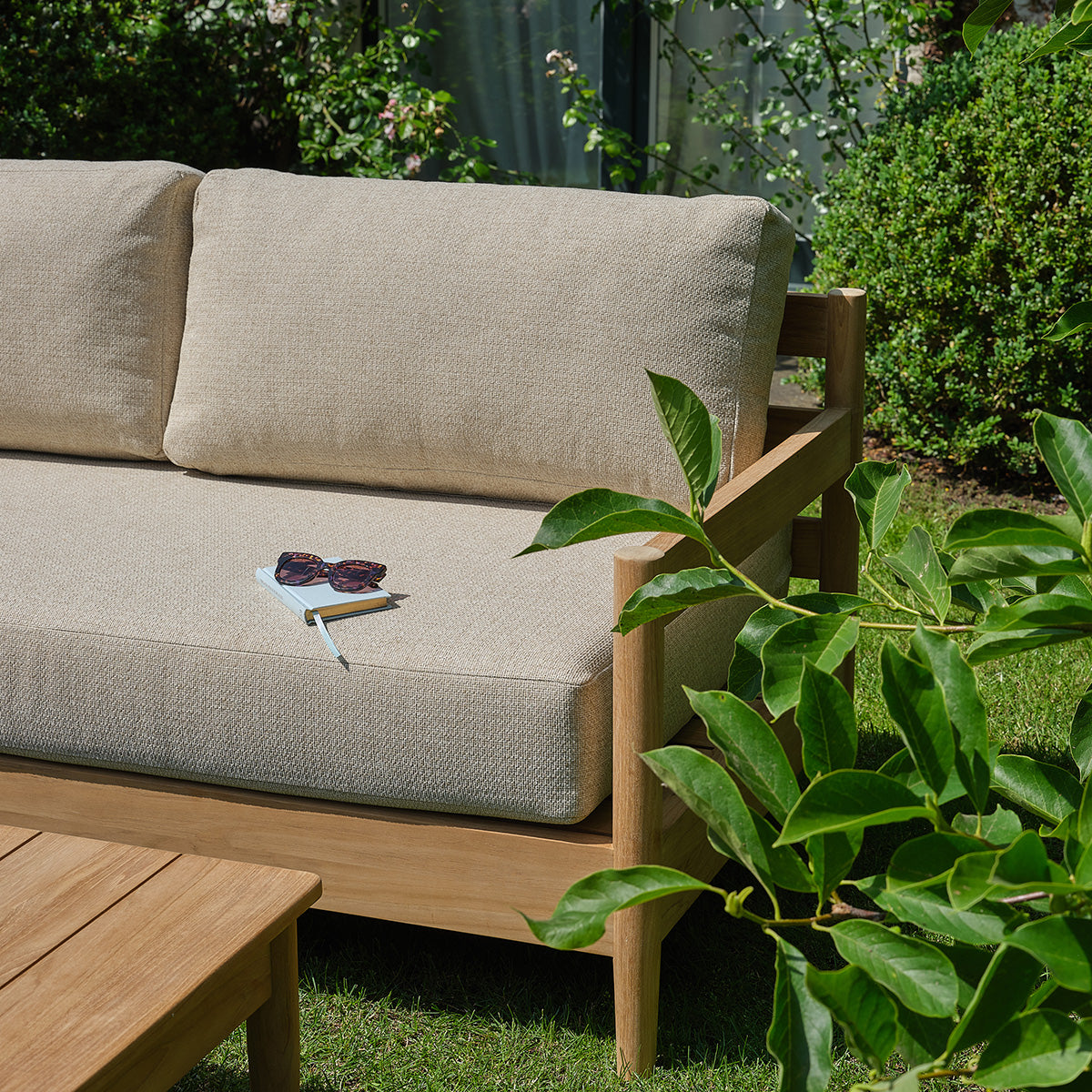 CALVI - Salon de jardin bas en teck massif avec coussins beige chiné 5 pers.