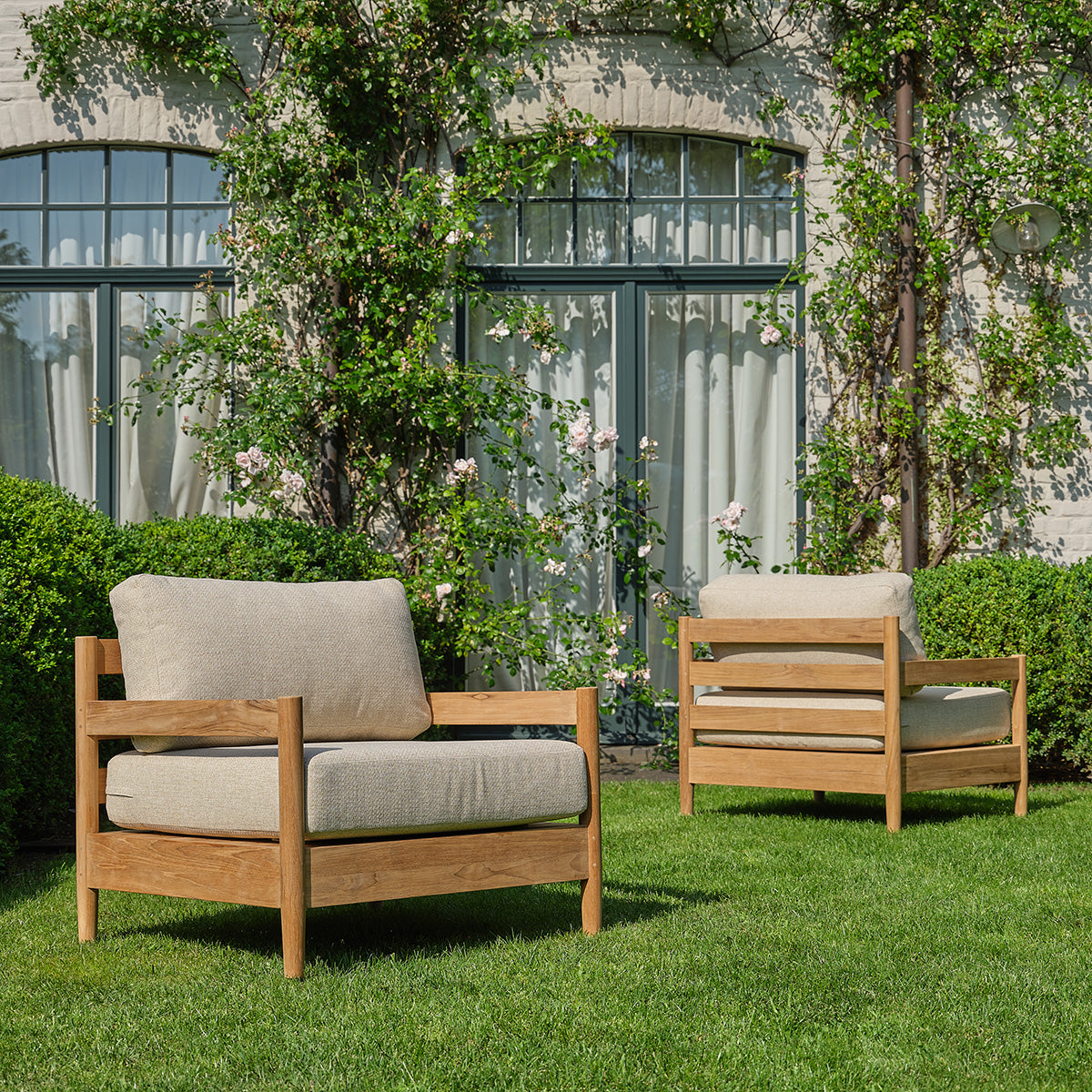 CALVI - Salon de jardin bas en teck massif avec coussins beige chiné 2 pers.