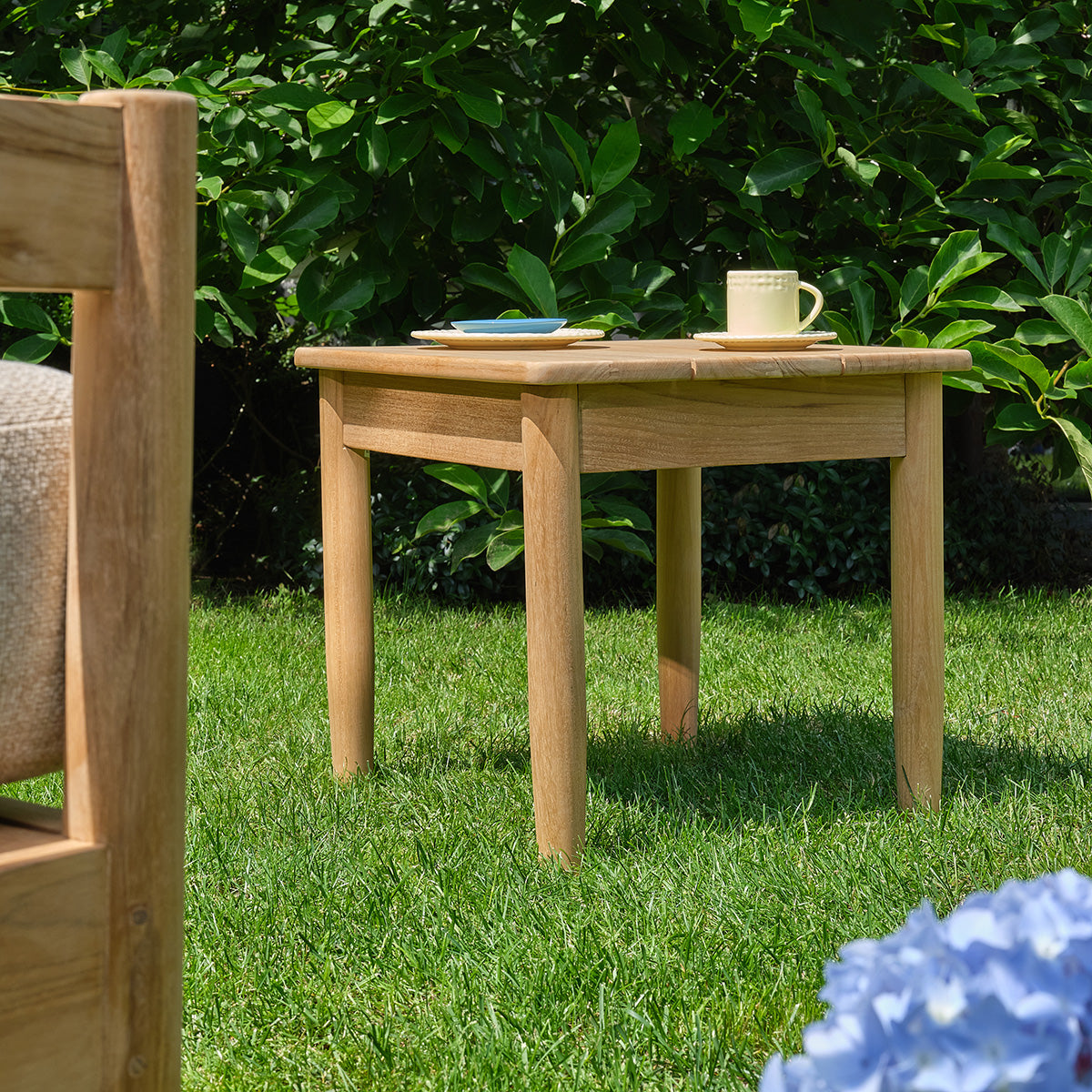 CALVI - Salon de jardin bas en teck massif avec coussins beige chiné 2 pers.