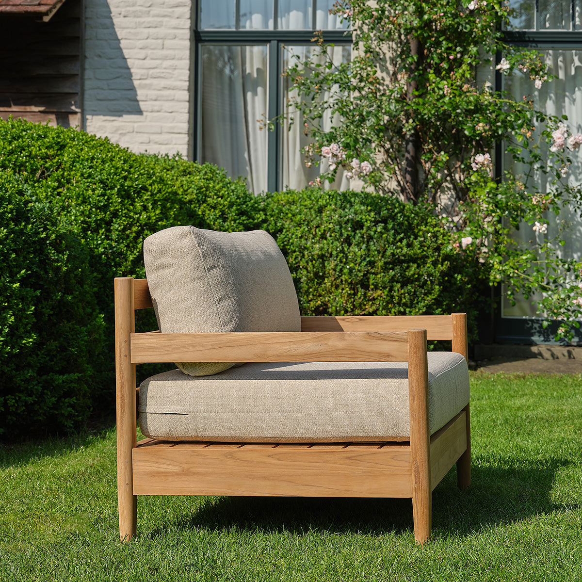 CALVI - Salon de jardin bas en teck massif avec coussins beige chiné 2 pers.