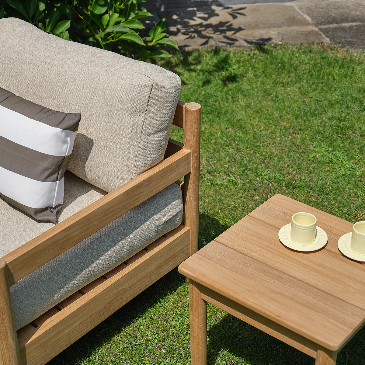 CALVI - Salon de jardin bas en teck massif avec coussins beige chiné 2 pers.