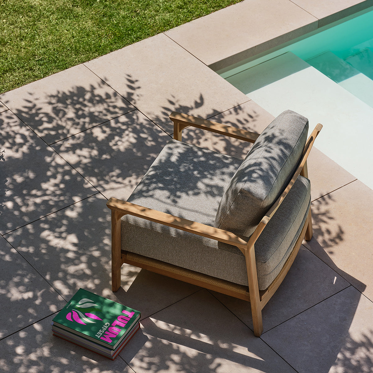 PIANA - Salon de jardin bas en teck massif avec coussins gris chiné 5 pers.