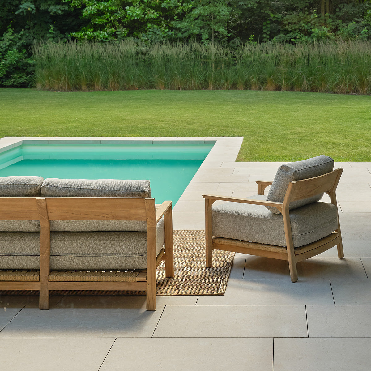 PIANA - Salon de jardin bas en teck massif avec coussins gris chiné 5 pers.