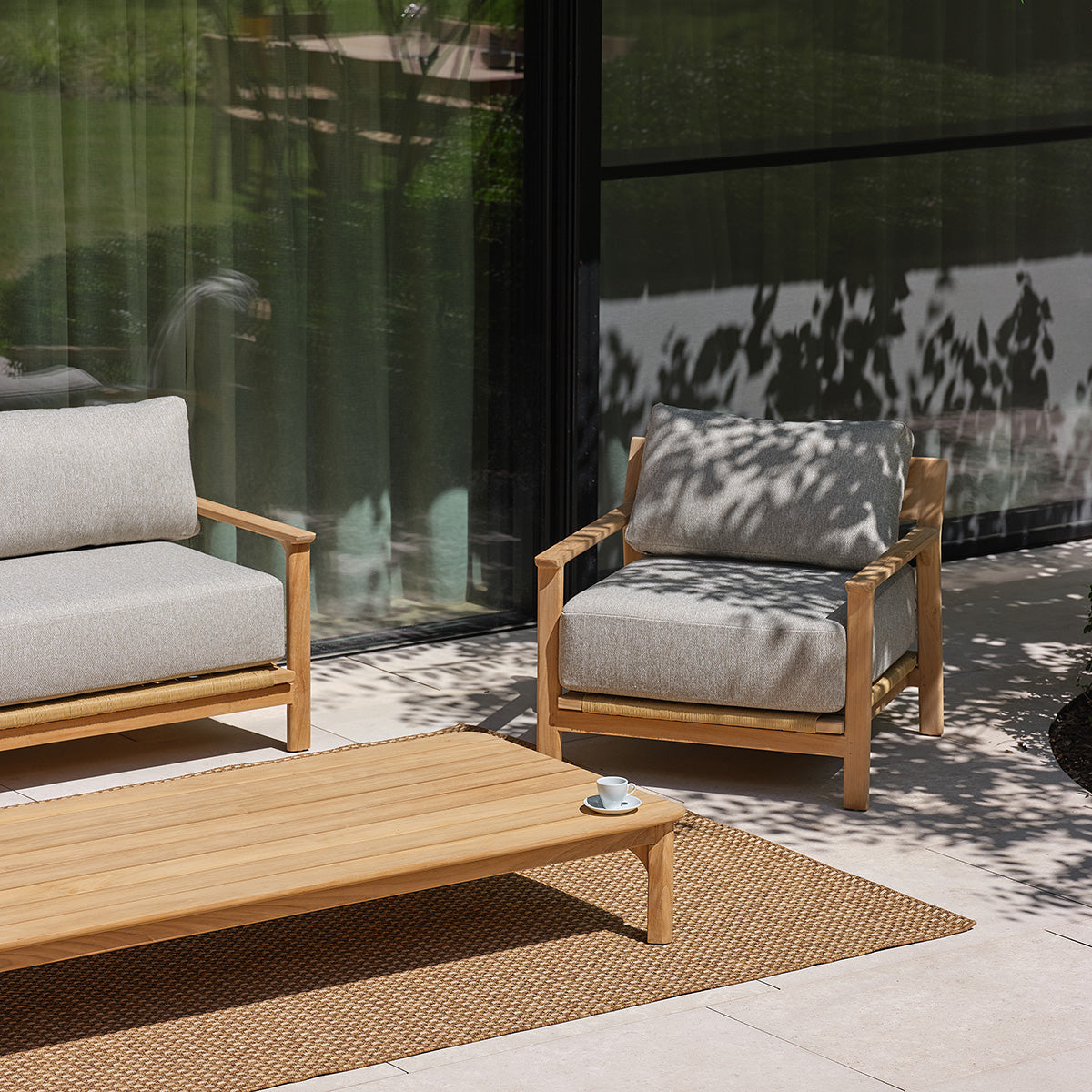 PIANA - Salon de jardin bas en teck massif avec coussins gris chiné 5 pers.