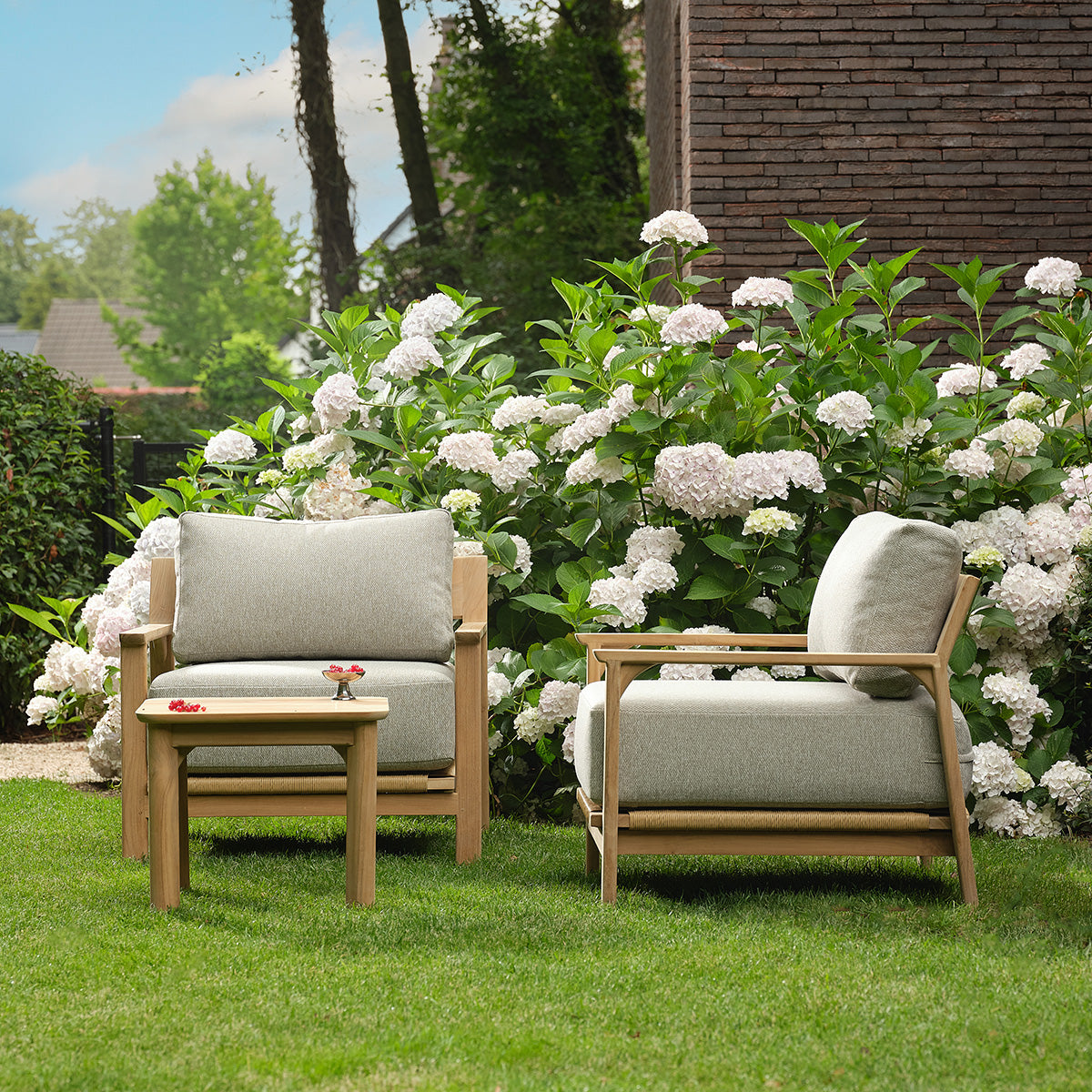PIANA - Salon de jardin bas en teck massif avec coussins gris chiné 2 pers.