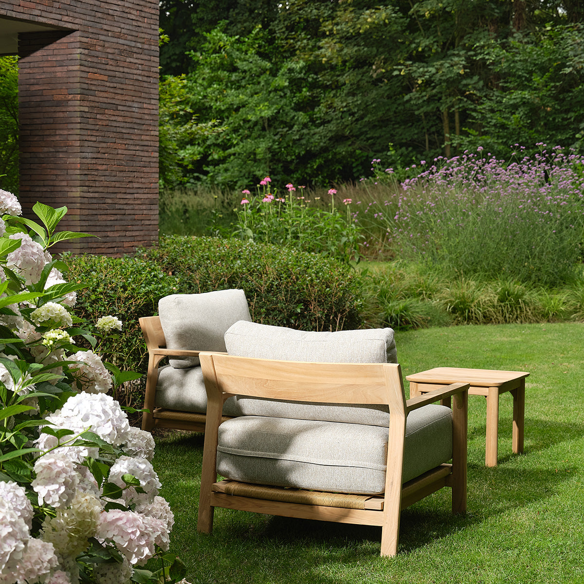 PIANA - Salon de jardin bas en teck massif avec coussins gris chiné 2 pers.