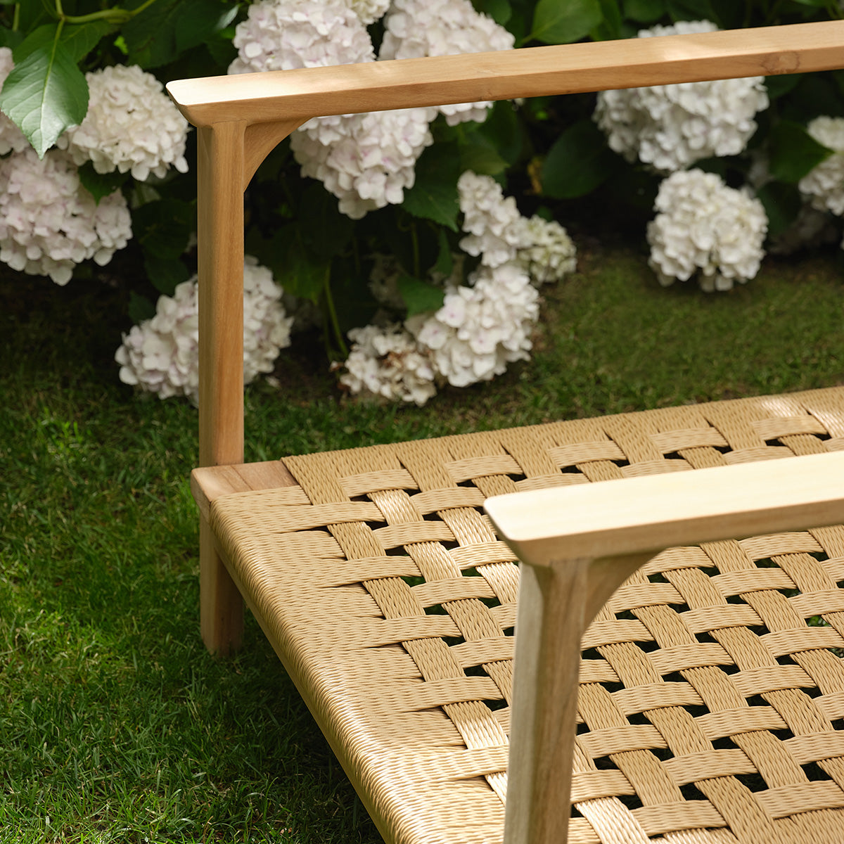 PIANA - Salon de jardin bas en teck massif avec coussins gris chiné 2 pers.