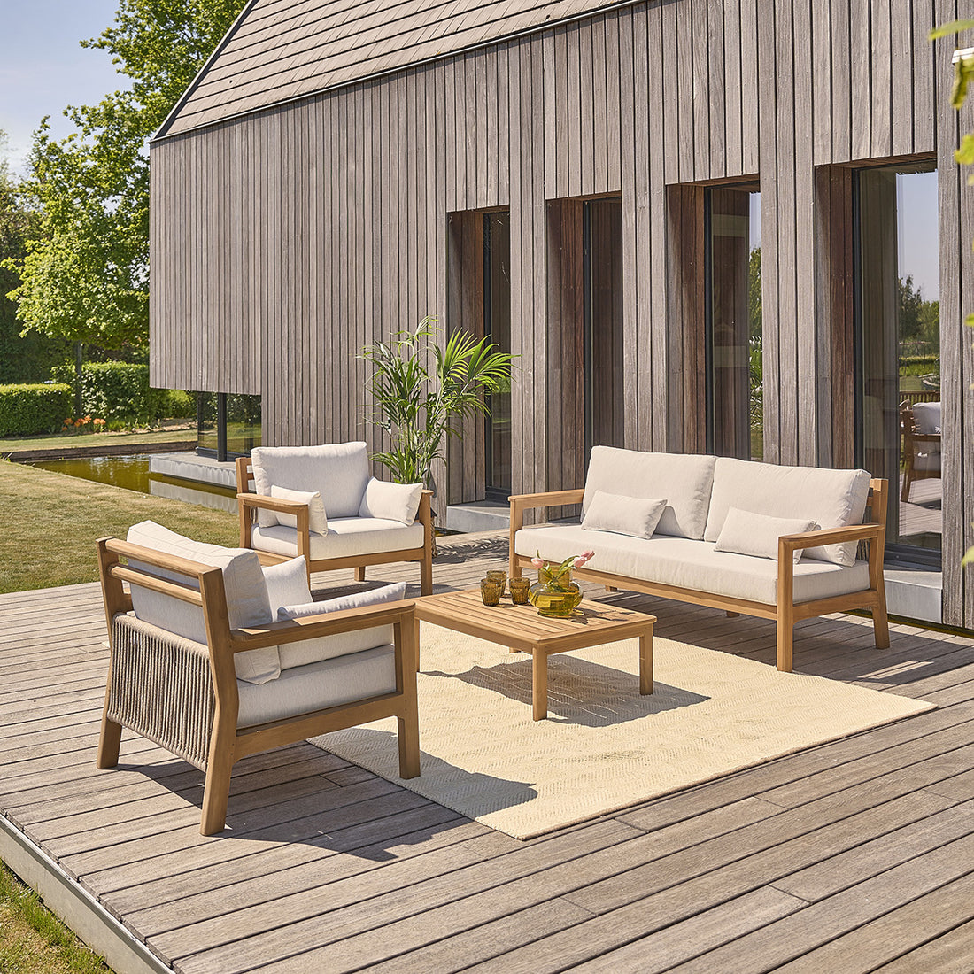 MAORA - Salon de jardin bas en teck massif avec coussins