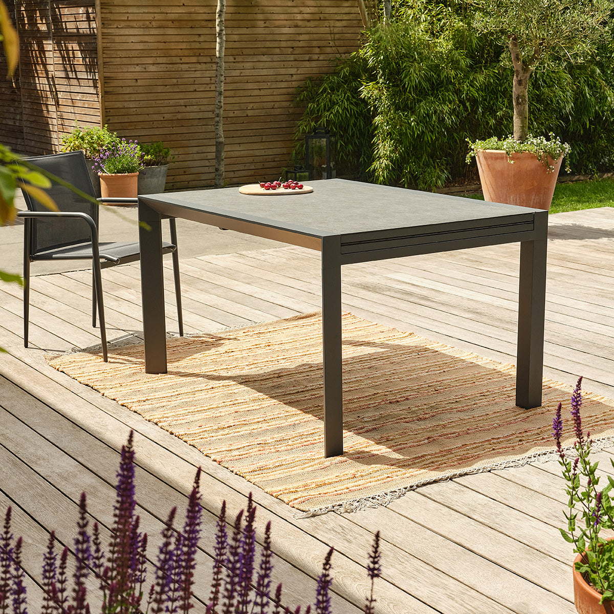 BASALT - Salon de jardin en aluminium, verre et textilène gris 6/10 pers.