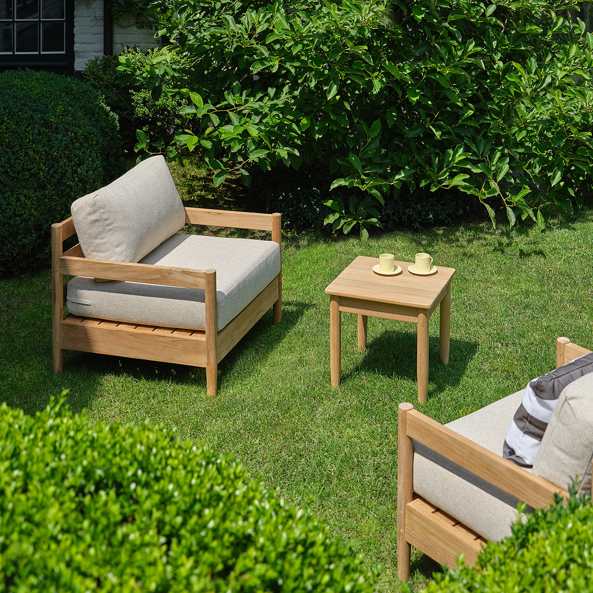 CALVI - Table d'appoint de jardin en teck massif premium