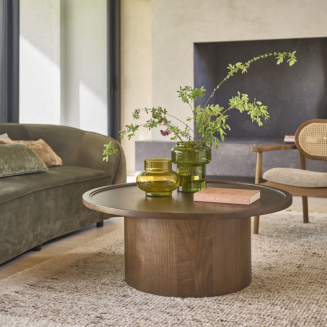 Table basse ronde en mindi massif finition noyer Ø 100 cm