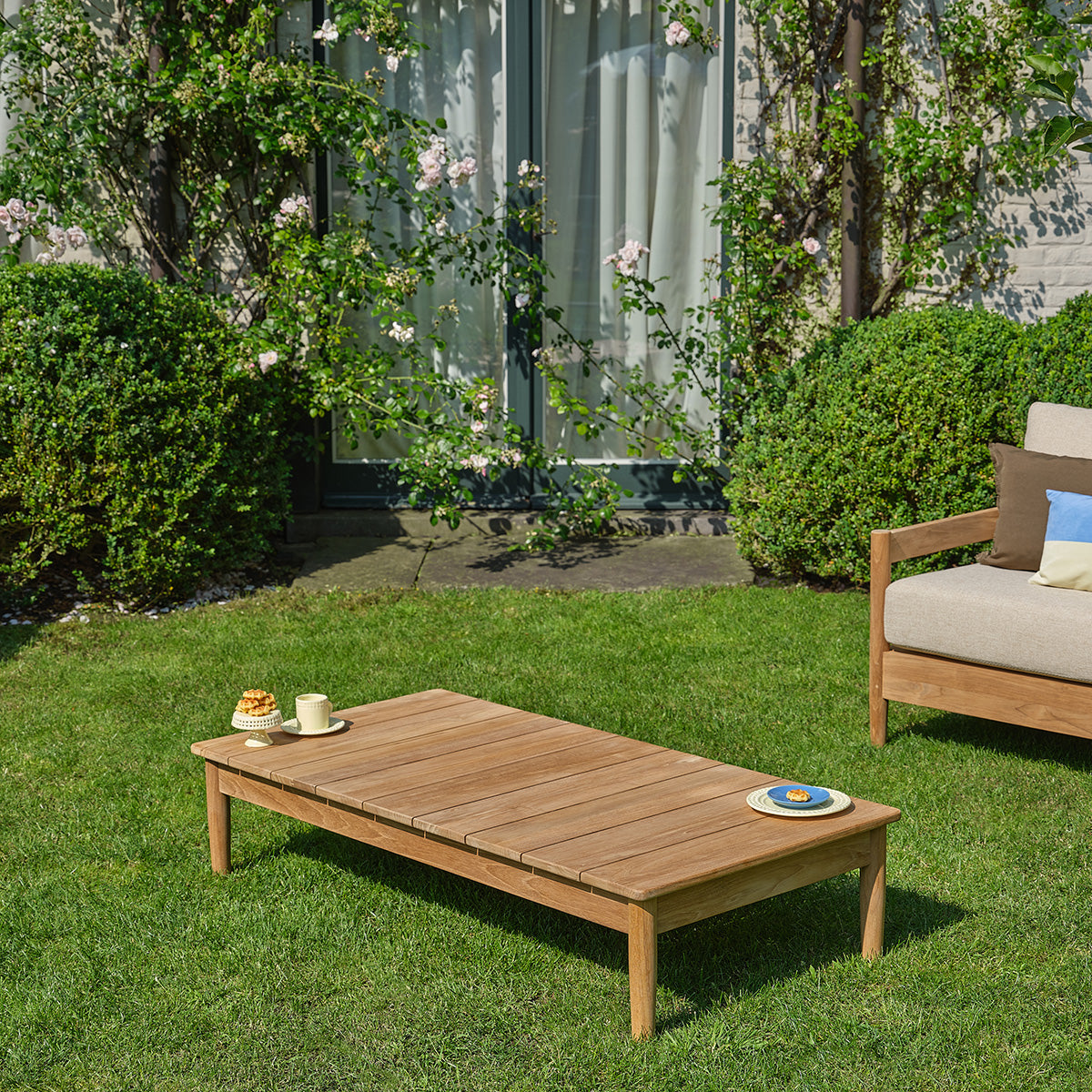 CALVI - Table basse de jardin en teck massif 140 cm