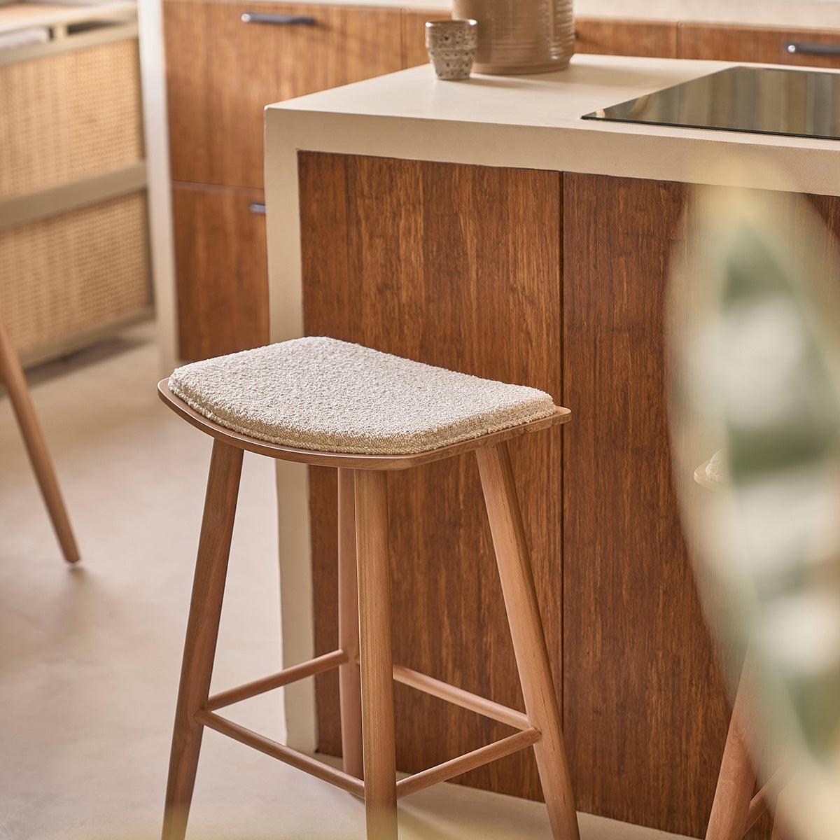 AMBRE - Tabouret de bar en teck massif assise bouclette 65 cm