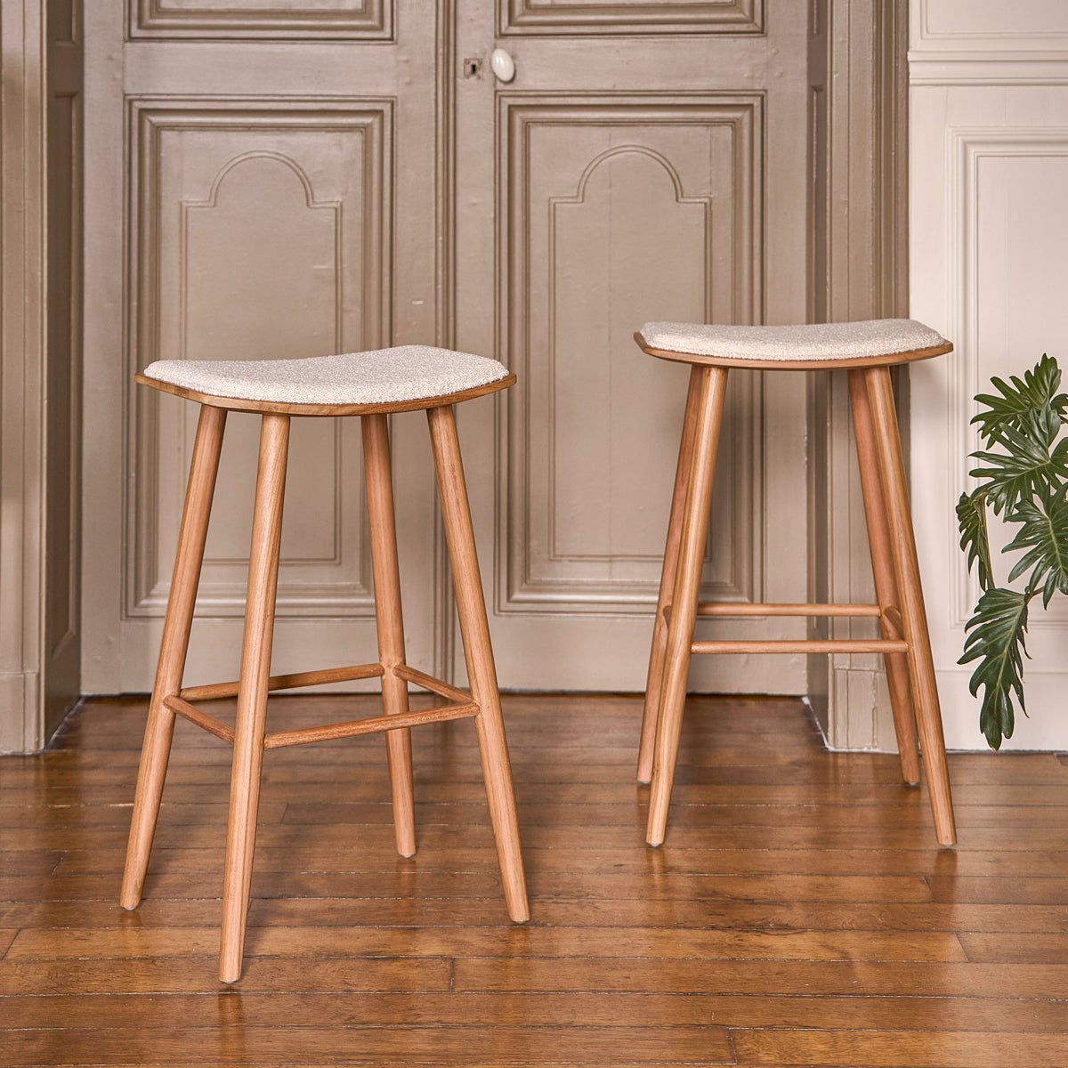 AMBRE - Lot de 2 tabourets en teck massif assise bouclette 75 cm