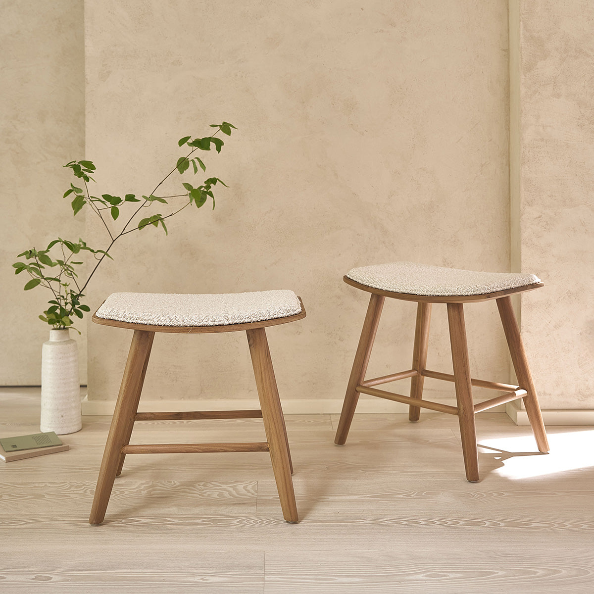 AMBRE - Lot de 2 tabourets de bar en teck massif et tissu bouclette 45 cm