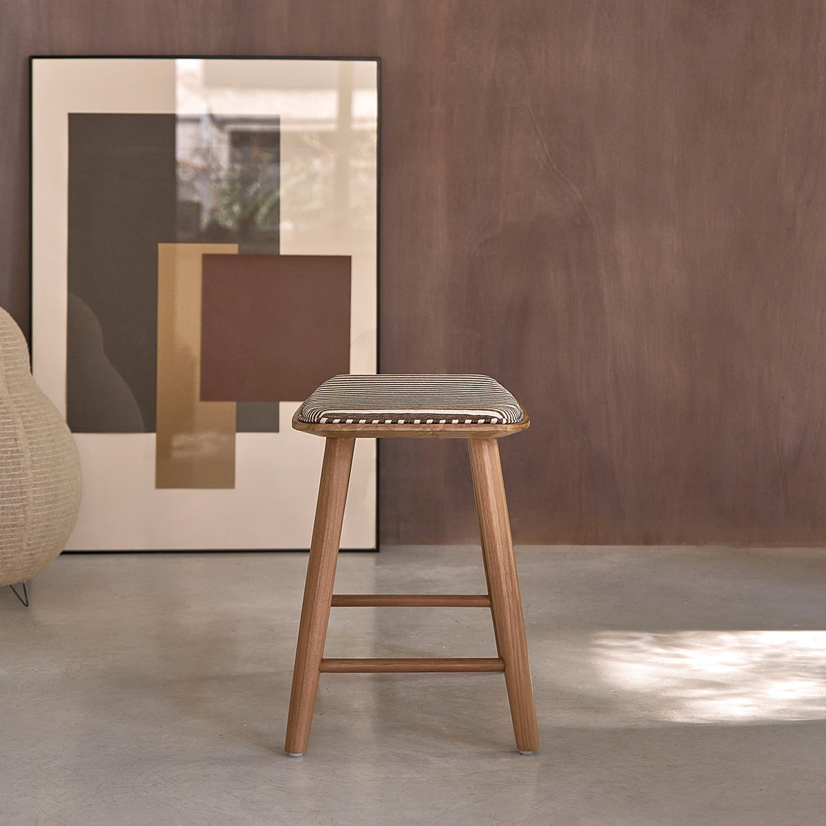 TCB0016-lot_de_2_tabourets_de_bar_en_teck_massif_et_assise_a_rayures_45_cm-04.jpg