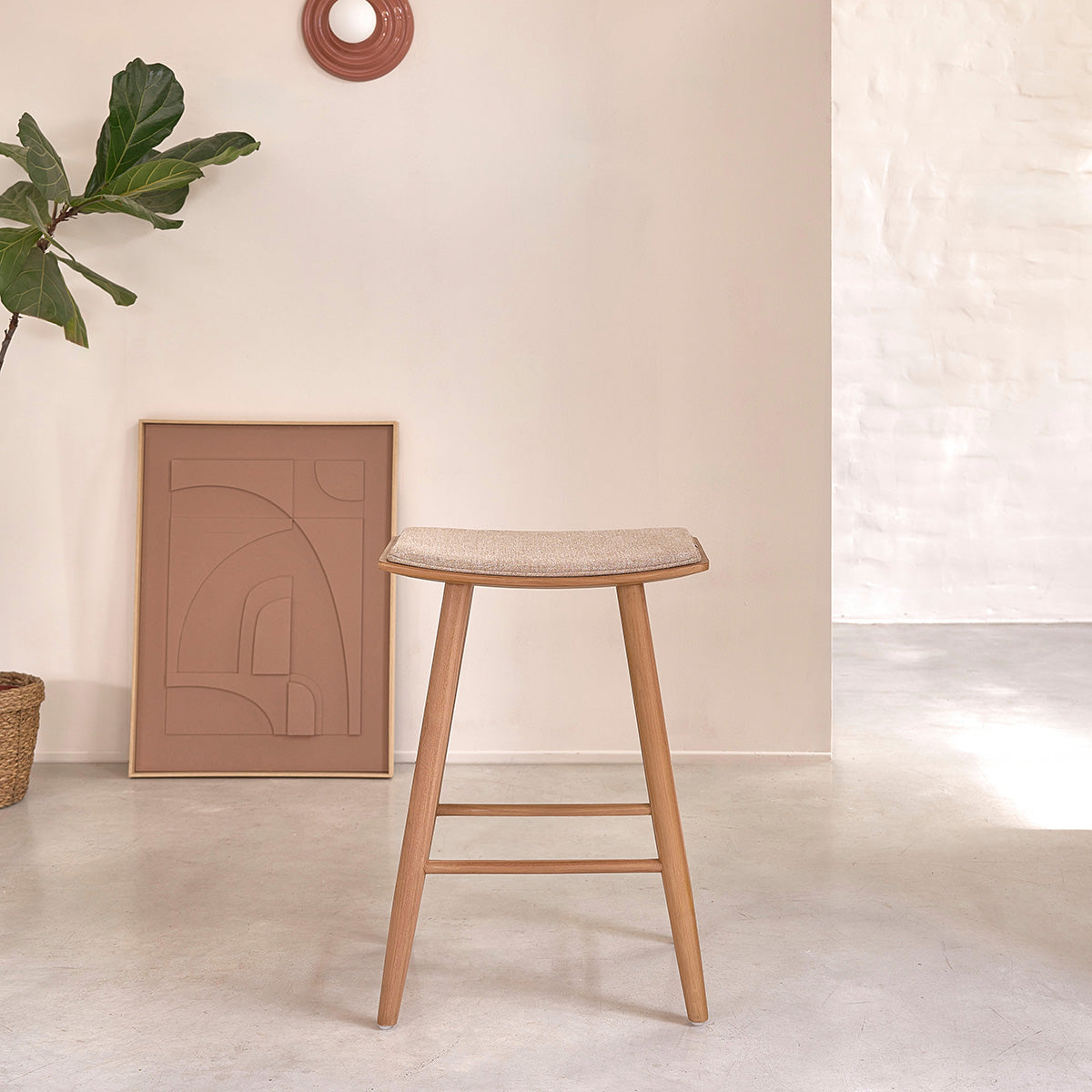 AMBRE - Tabouret de bar en teck massif et velours grège 65 cm