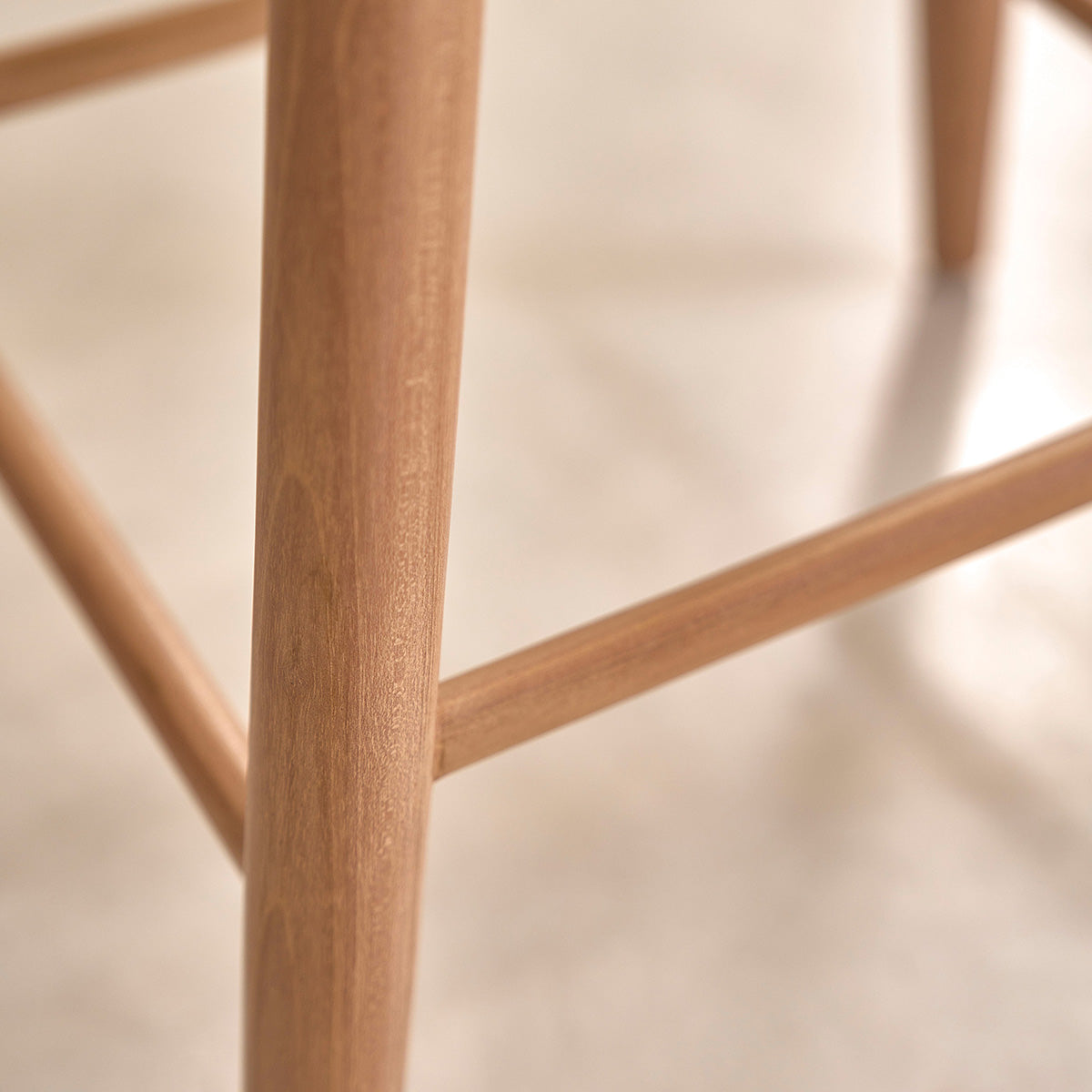AMBRE - Tabouret de bar en teck massif et velours grège 65 cm