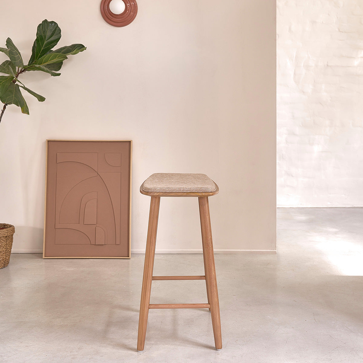 AMBRE - Lot de 2 tabourets de bar en teck massif et velours grège 65 cm