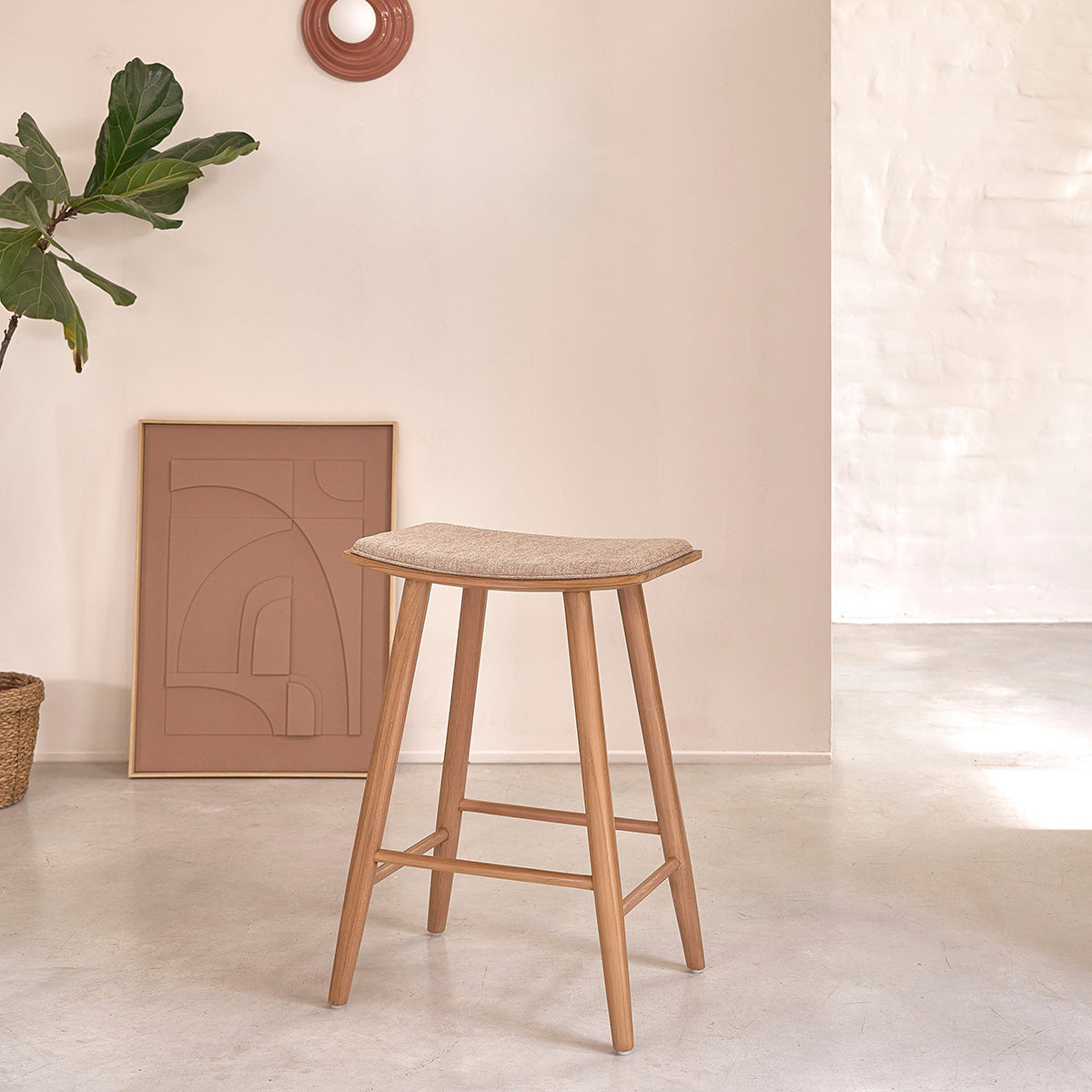 AMBRE - Lot de 2 tabourets de bar en teck massif et velours grège 65 cm
