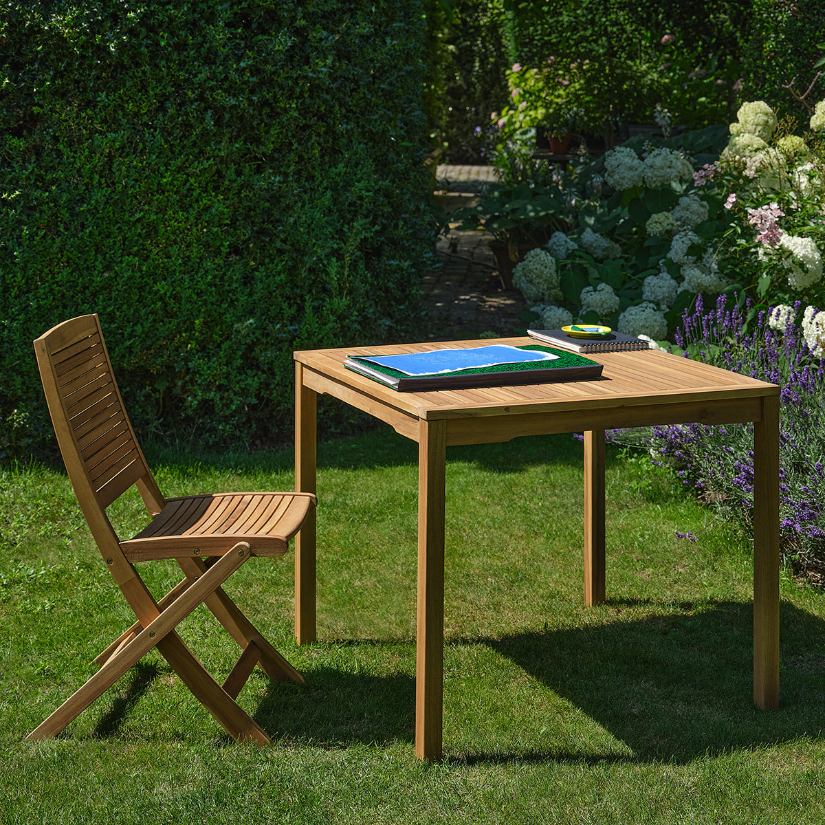 MILOS - Table de jardin en acacia massif huilé 90 cm