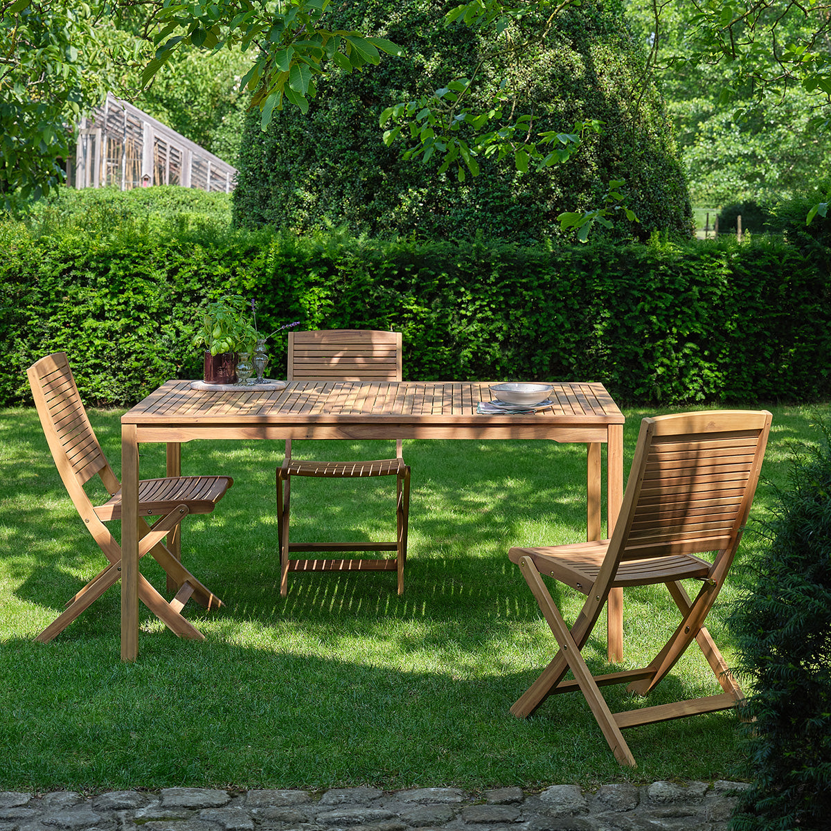 MILOS - Table de jardin en acacia massif huilé 150 cm
